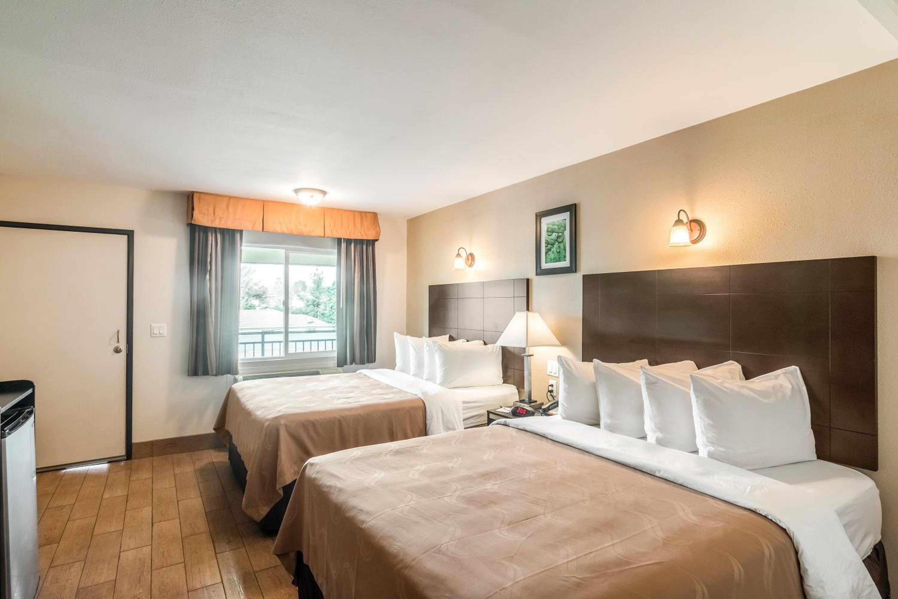 Standard Queen Room With Two Queen Beds - Smoking photo 2