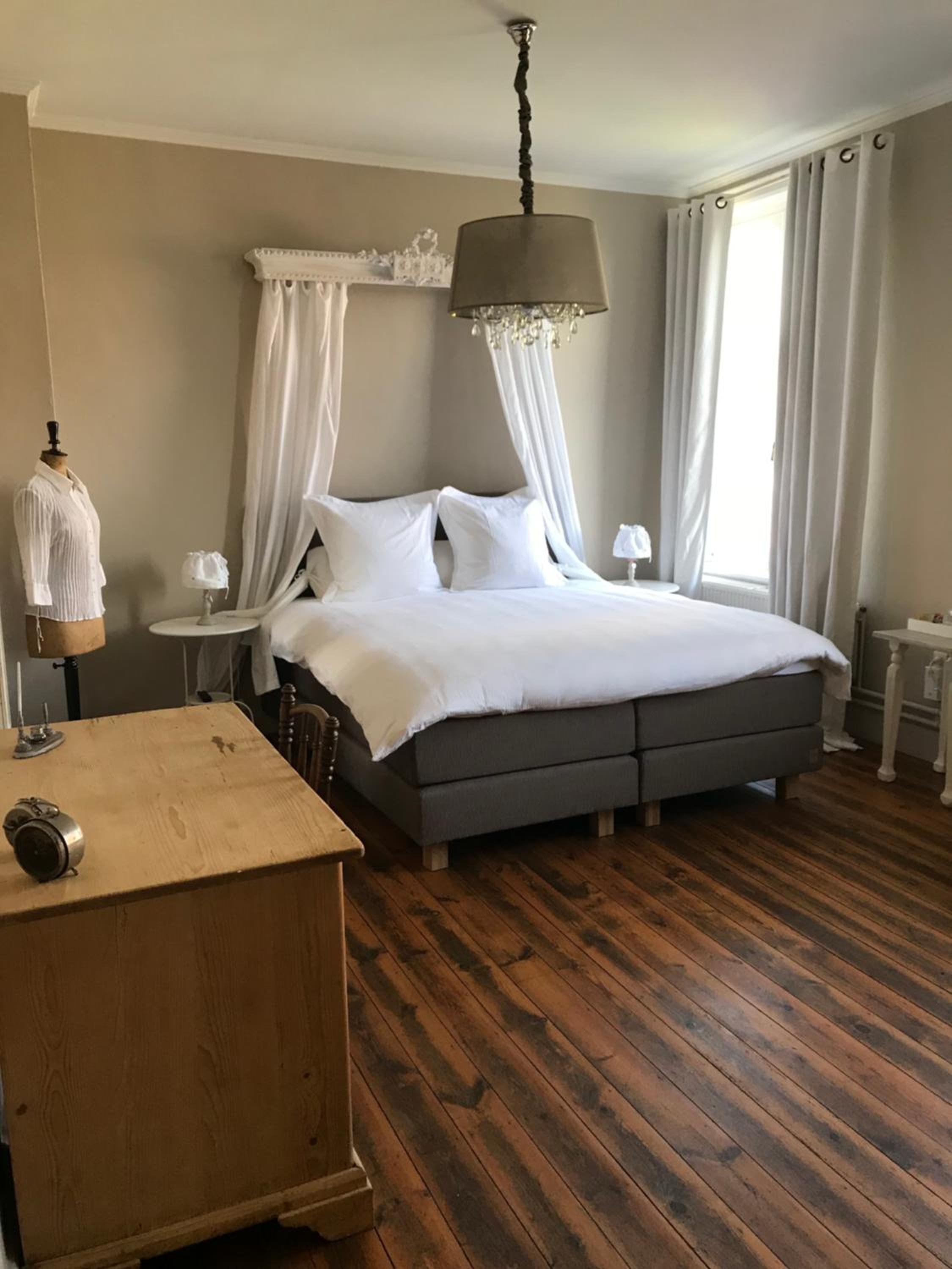 Deluxe King Suite photo 1