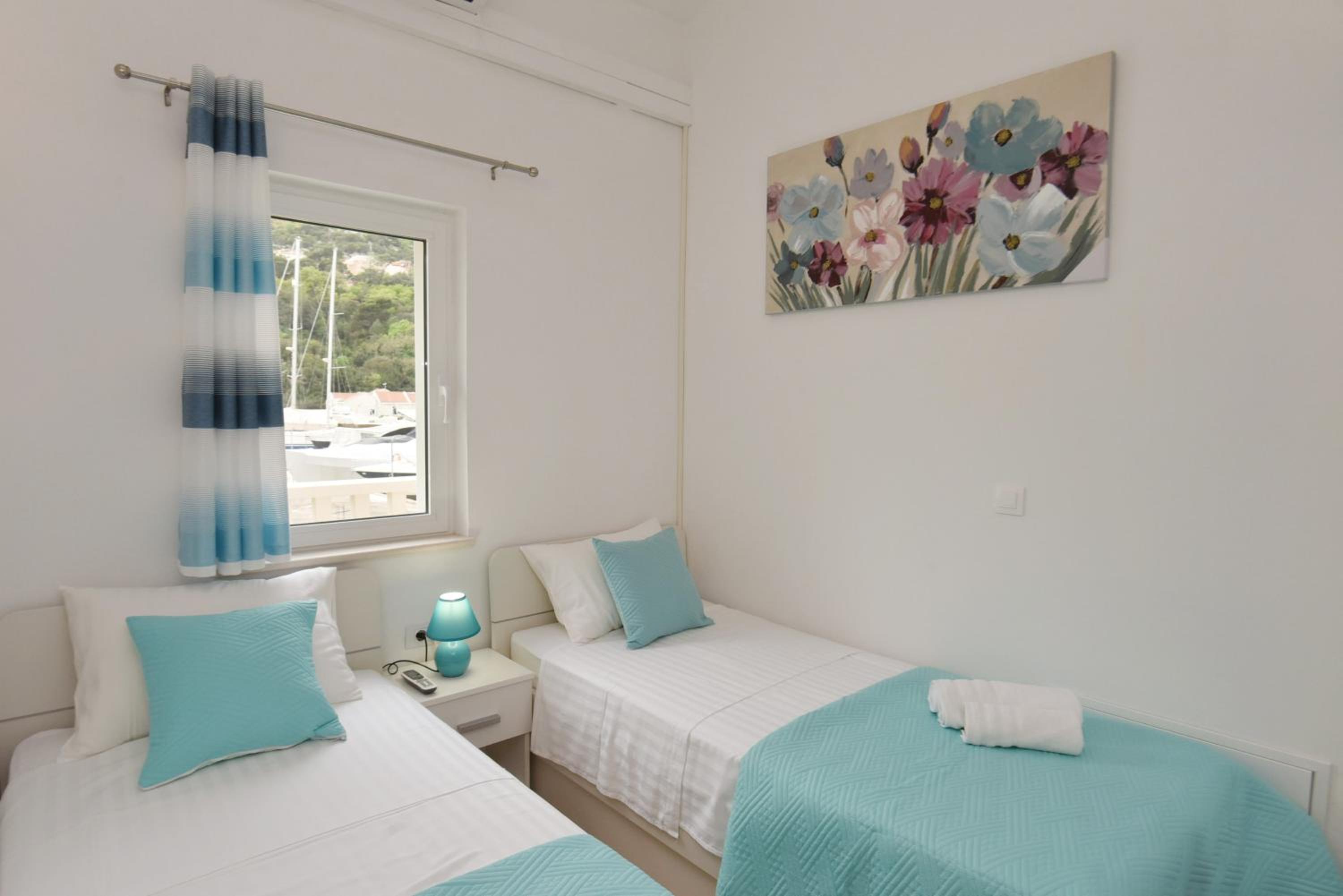 Duplex One-Bedroom Apartment with Balcony photo 3