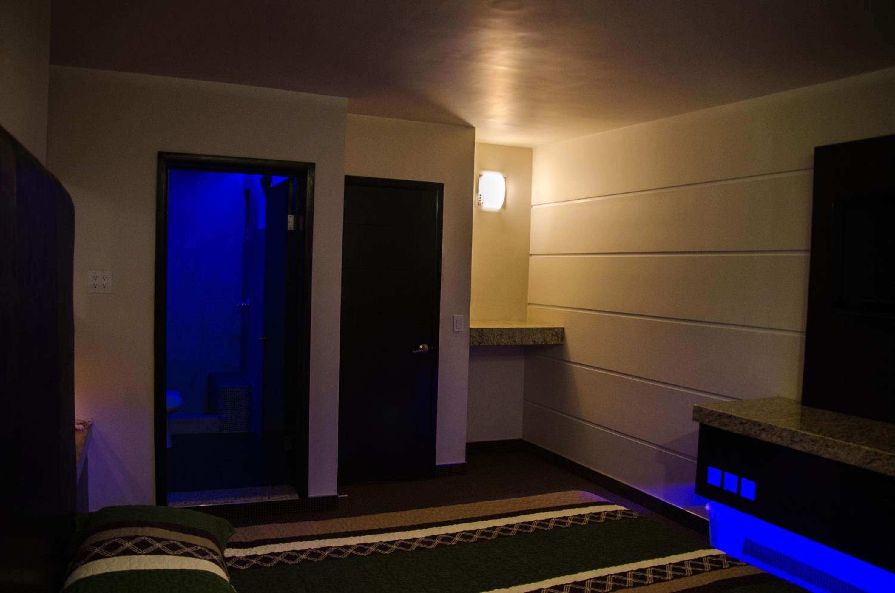 Deluxe Queen Room - Photo 9