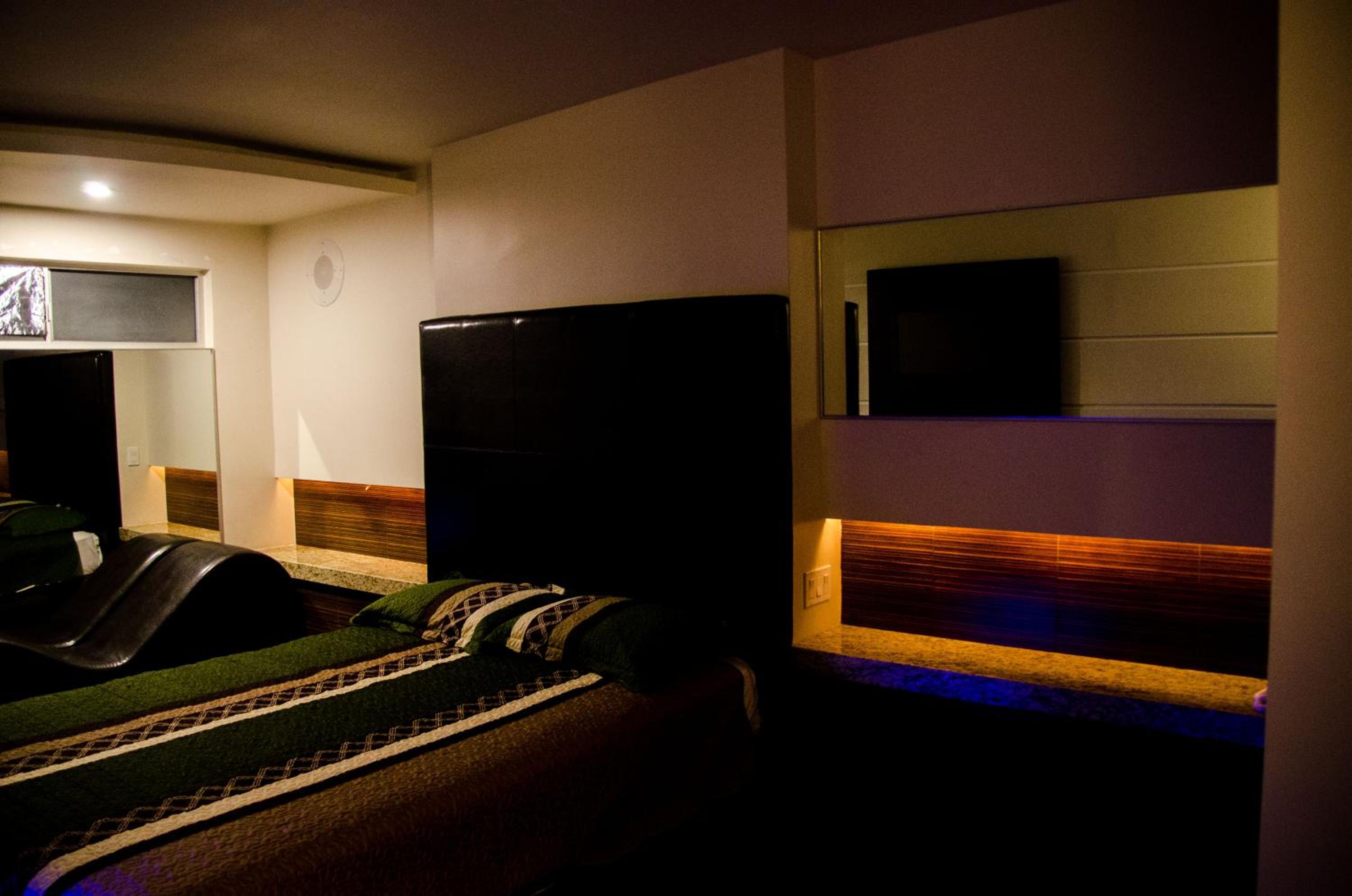 Deluxe Queen Room - Photo 7