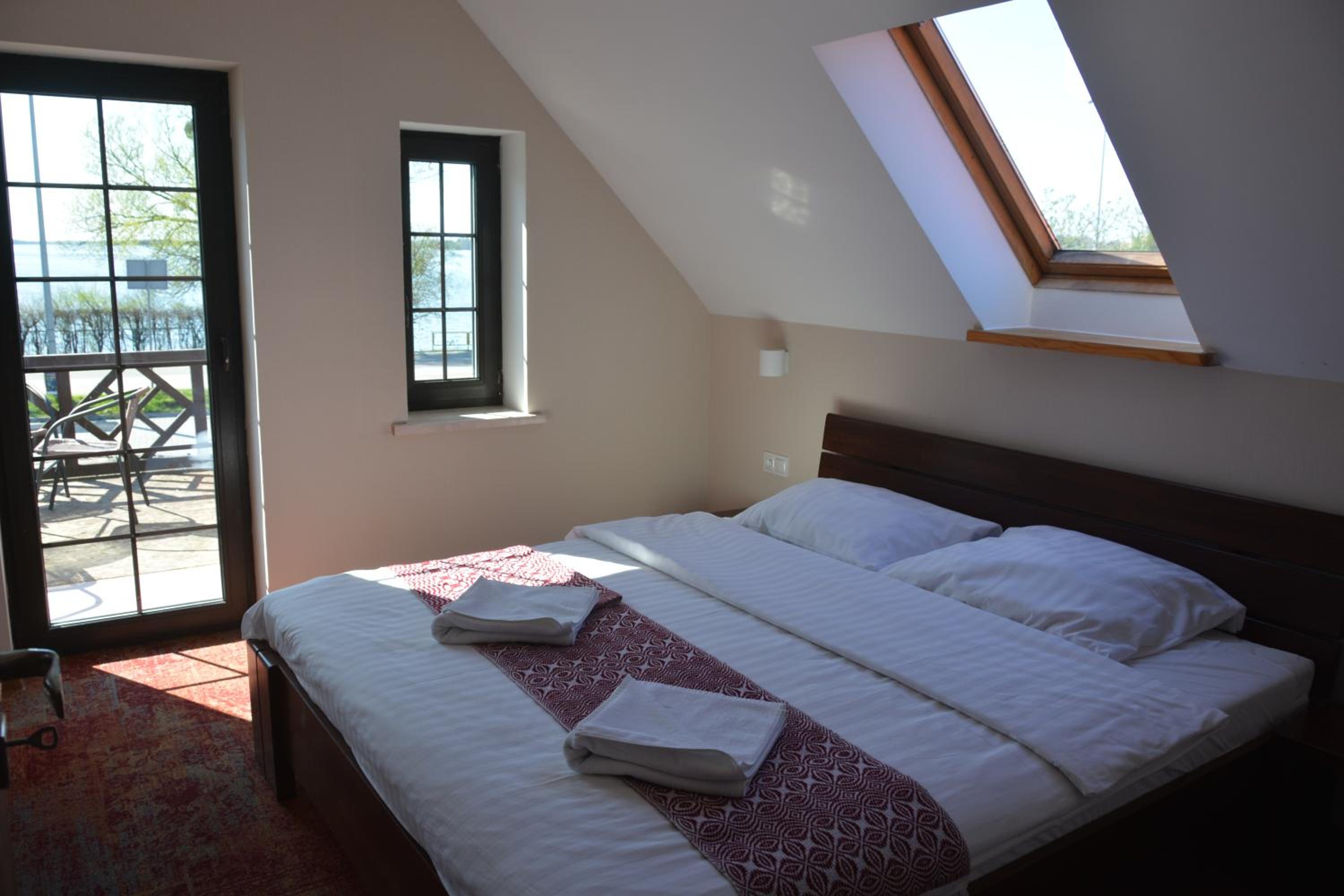 Apartment with Balcony - Photo 2