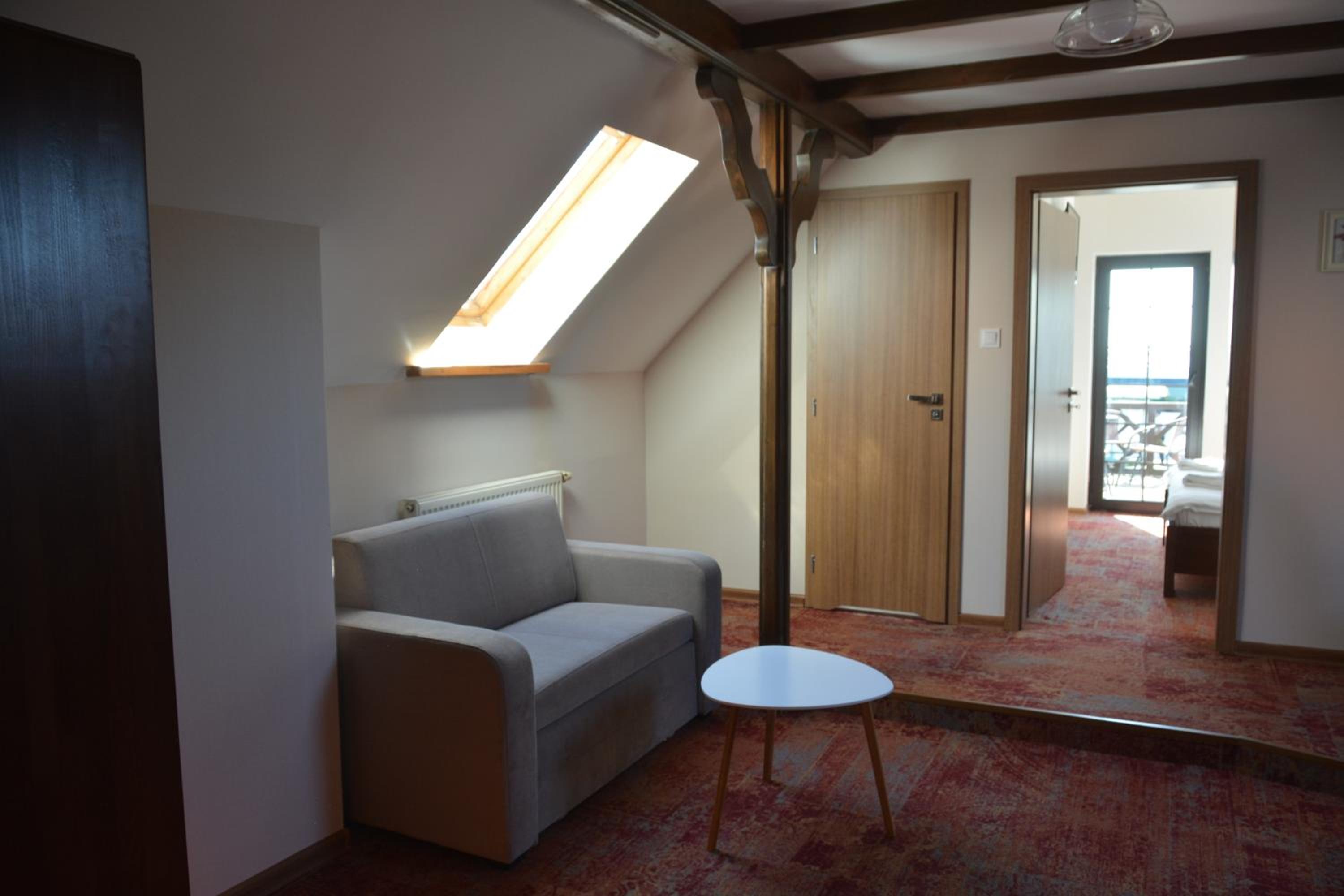 Apartment with Balcony - Photo 6