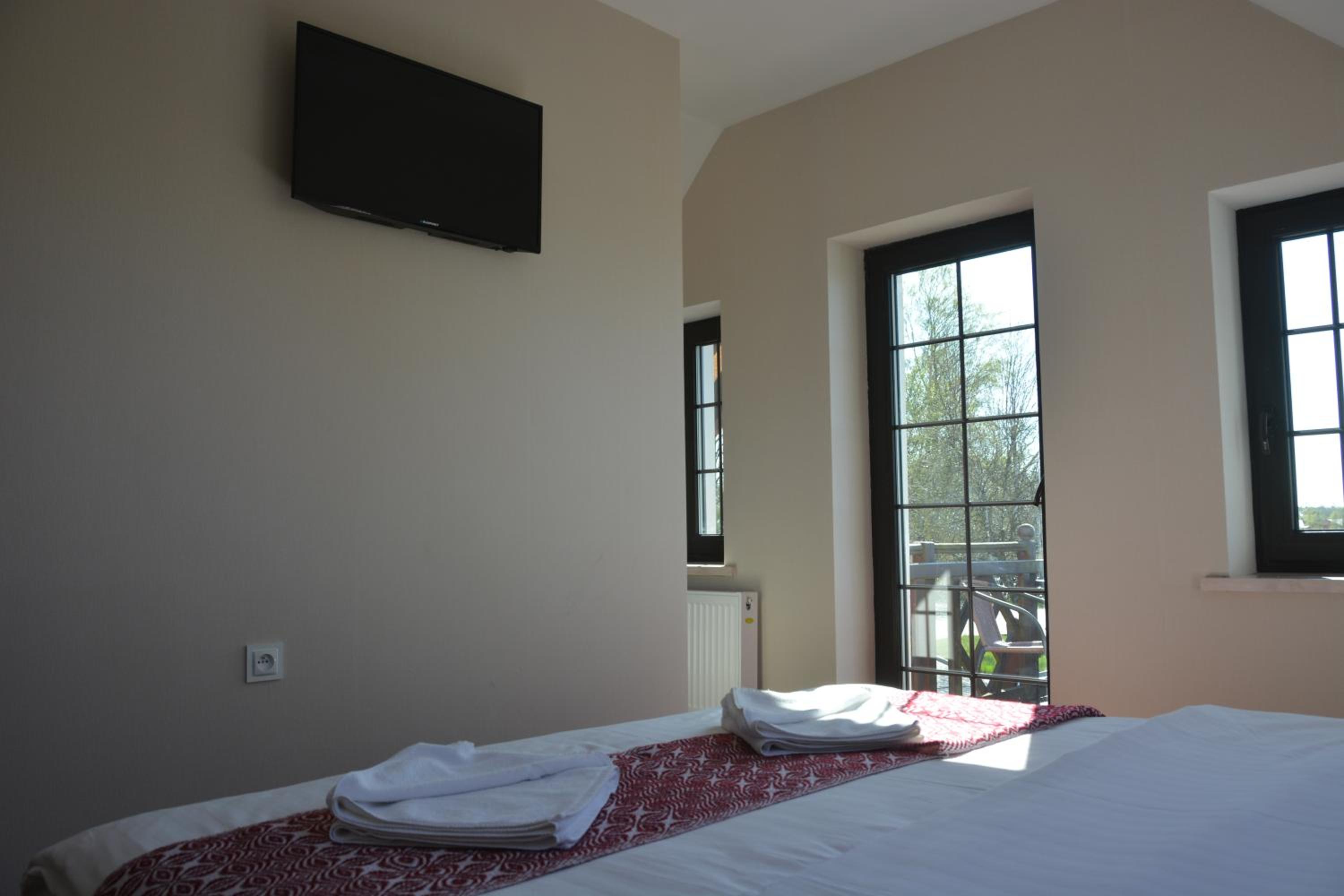 Apartment with Balcony - Photo 3