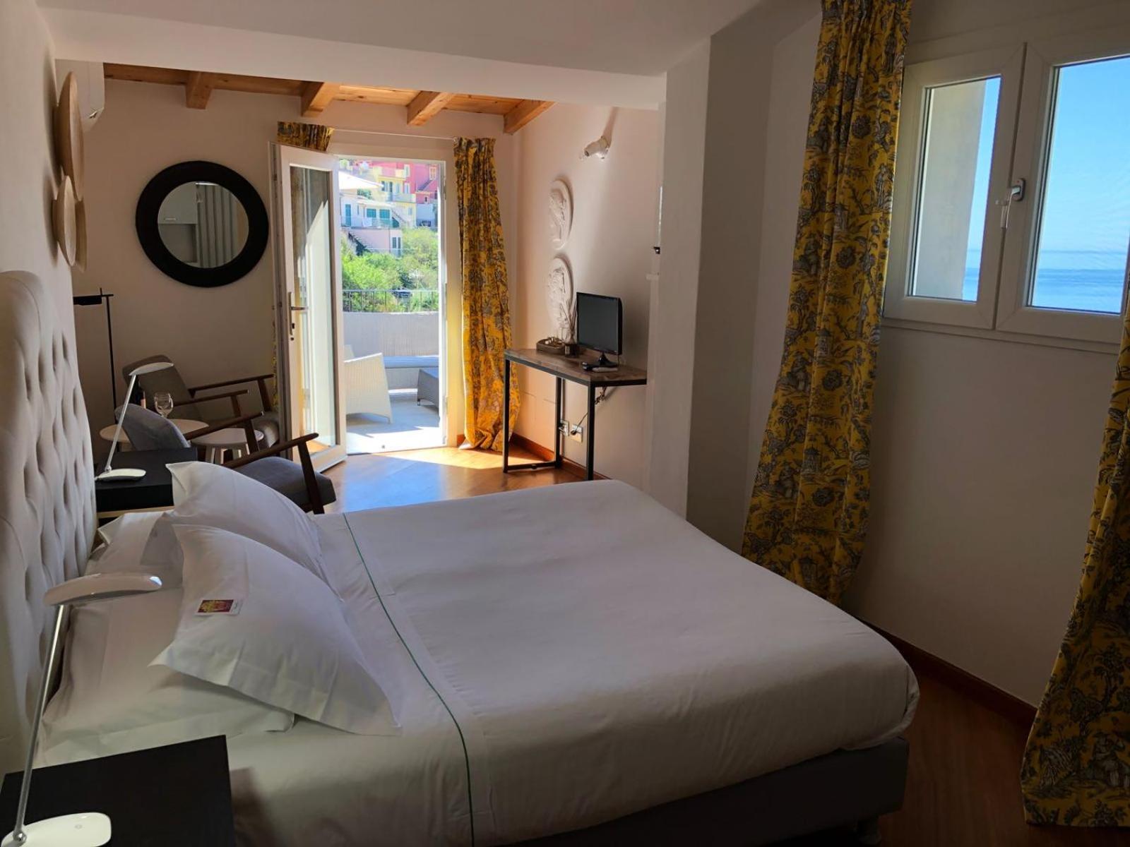 Deluxe Double or Twin Room with Sea View photo 1