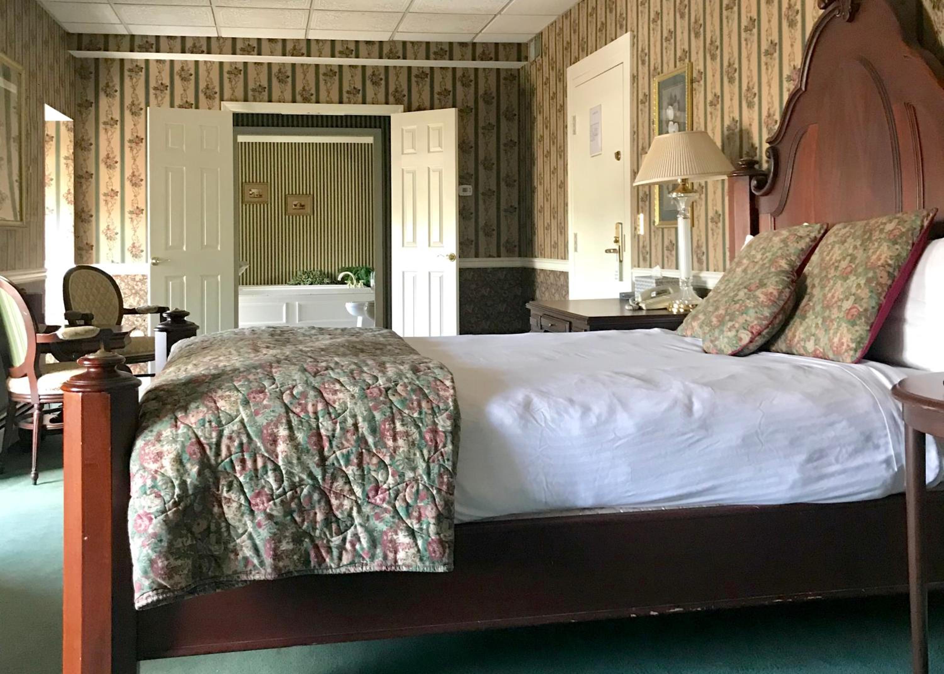 Queen Suite with Spa Bath