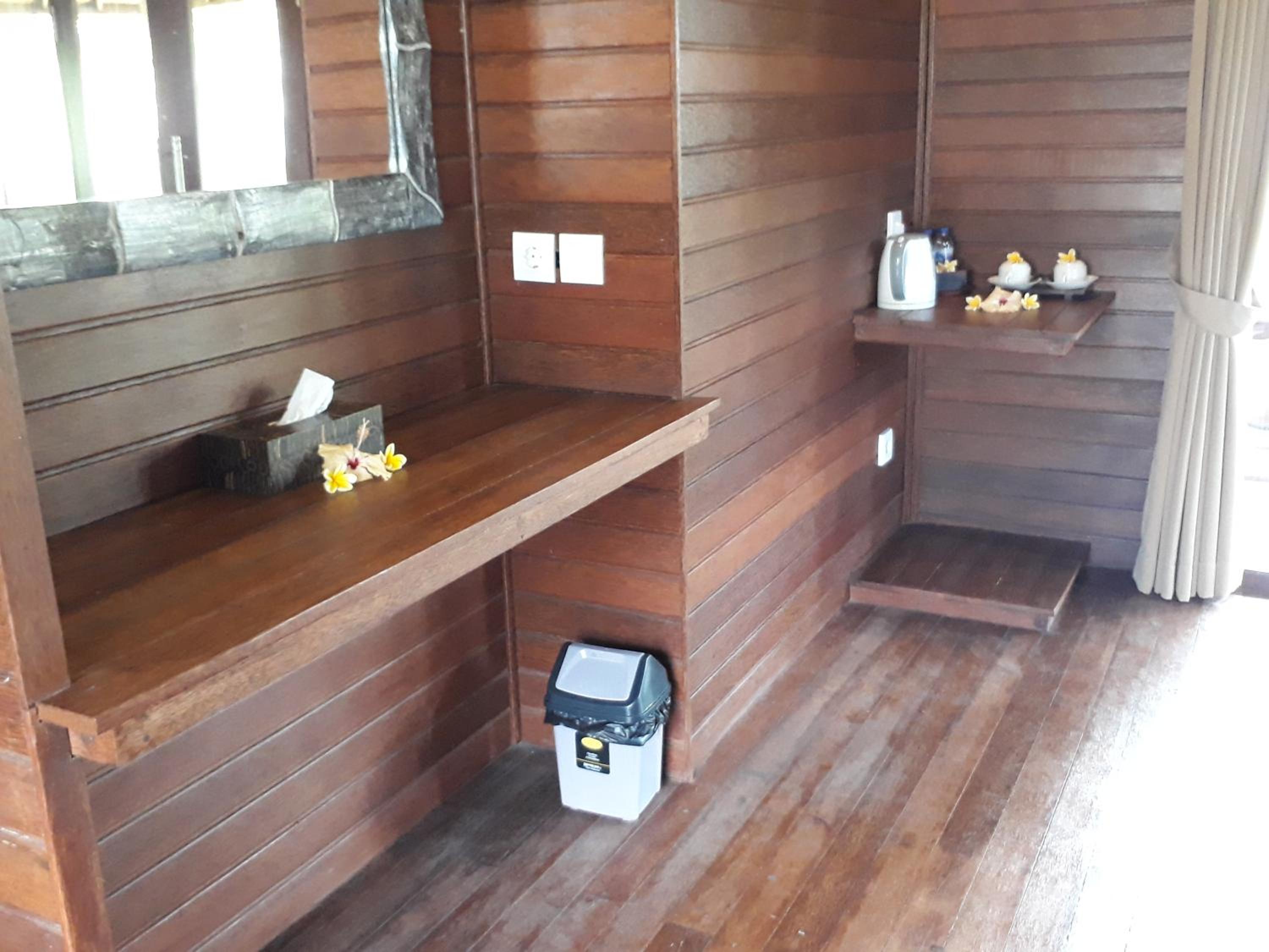 Deluxe Double Room with Balcony - Photo 4