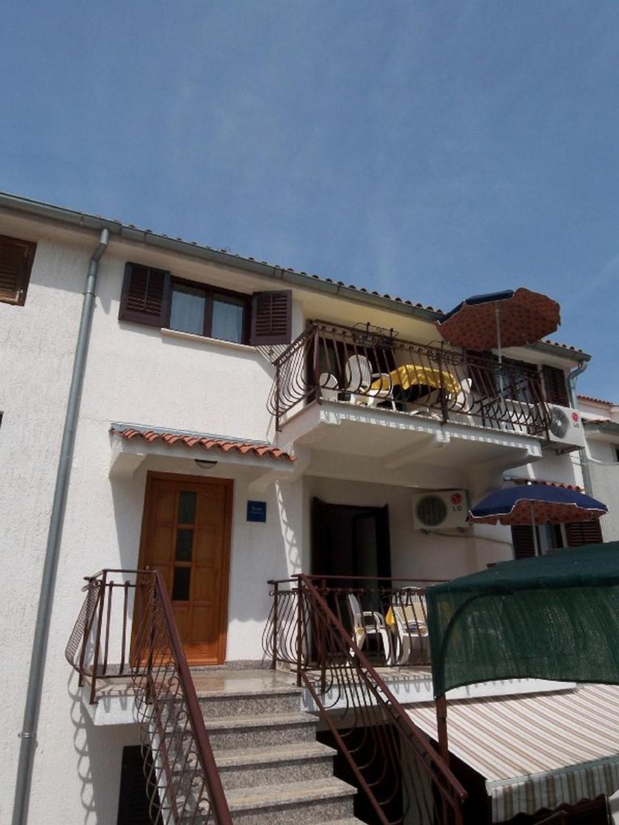 One-Bedroom Apartment with Balcony and Street View photo 1