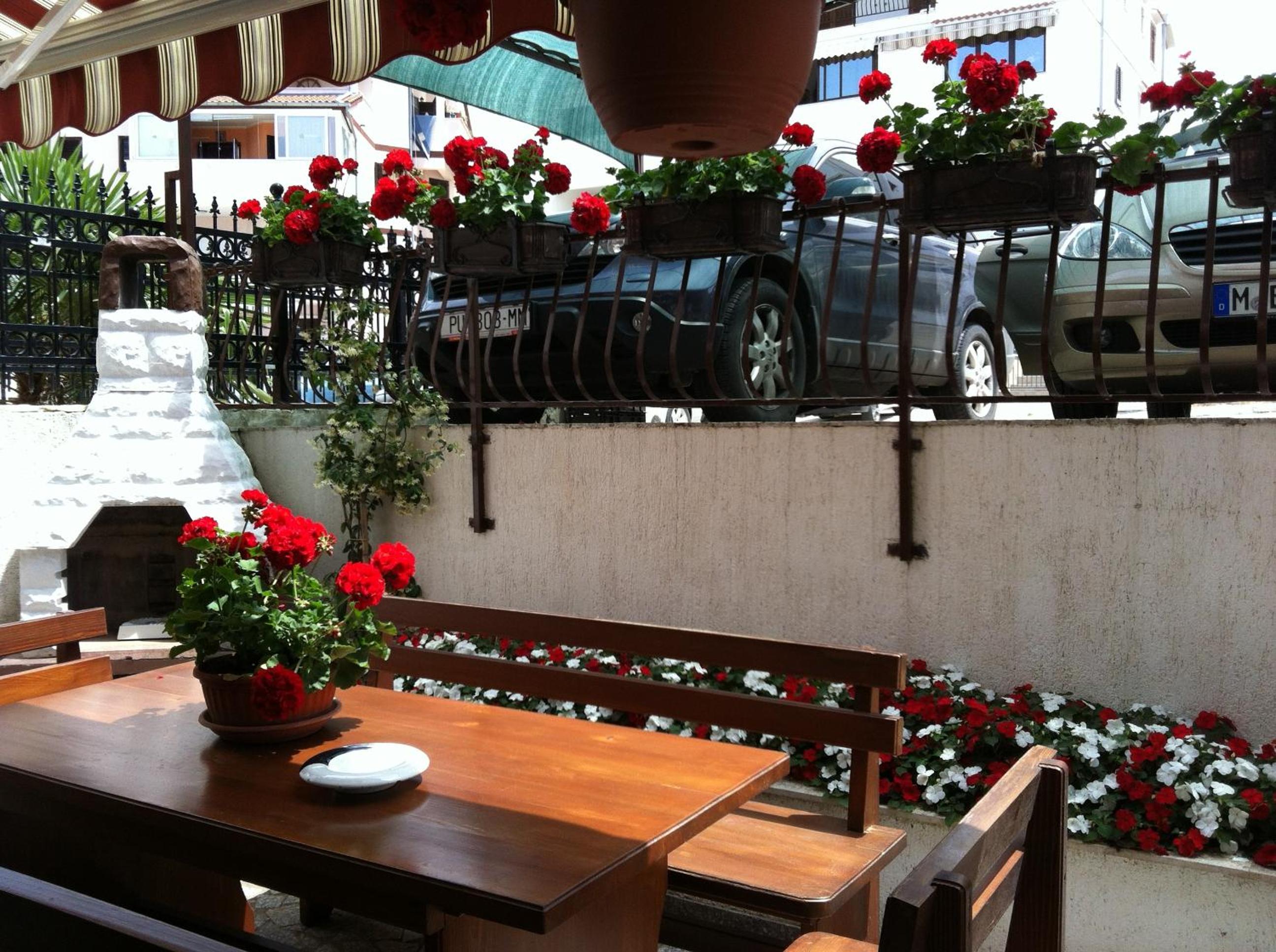 One-Bedroom Apartment with Balcony and Garden View photo 1