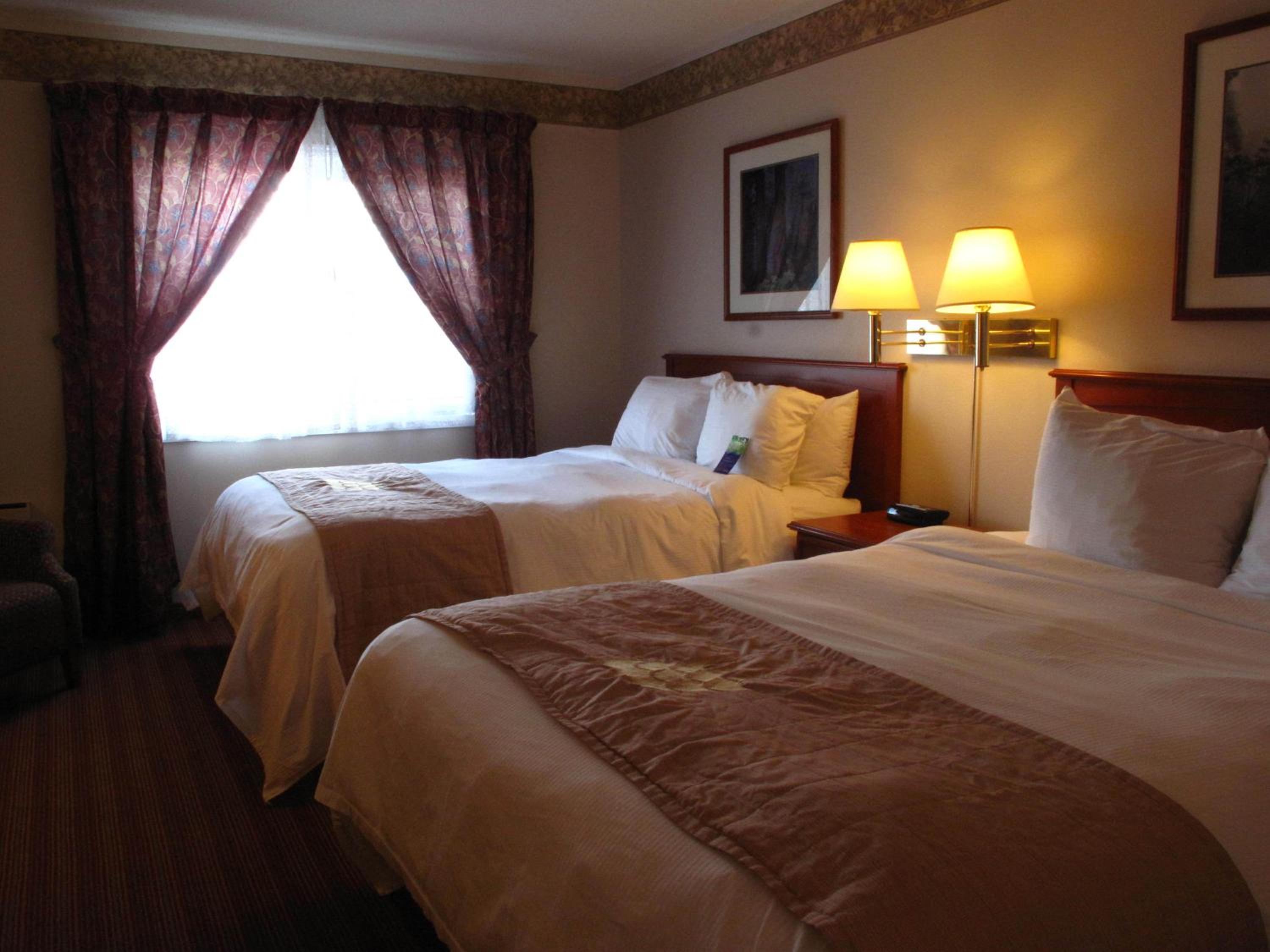 Queen Room with Two Queen Beds - Photo 3