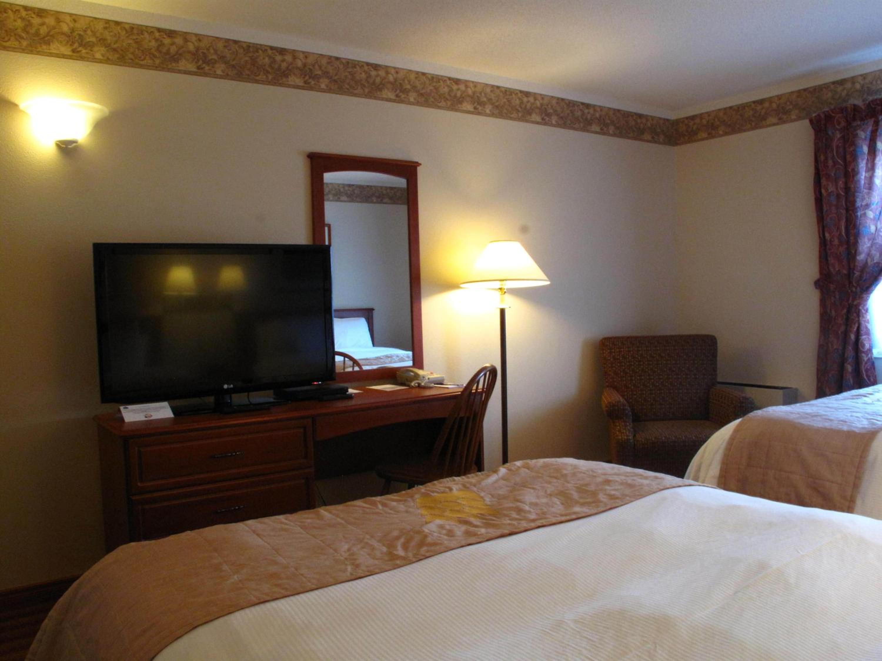 Queen Room with Two Queen Beds - Photo 2