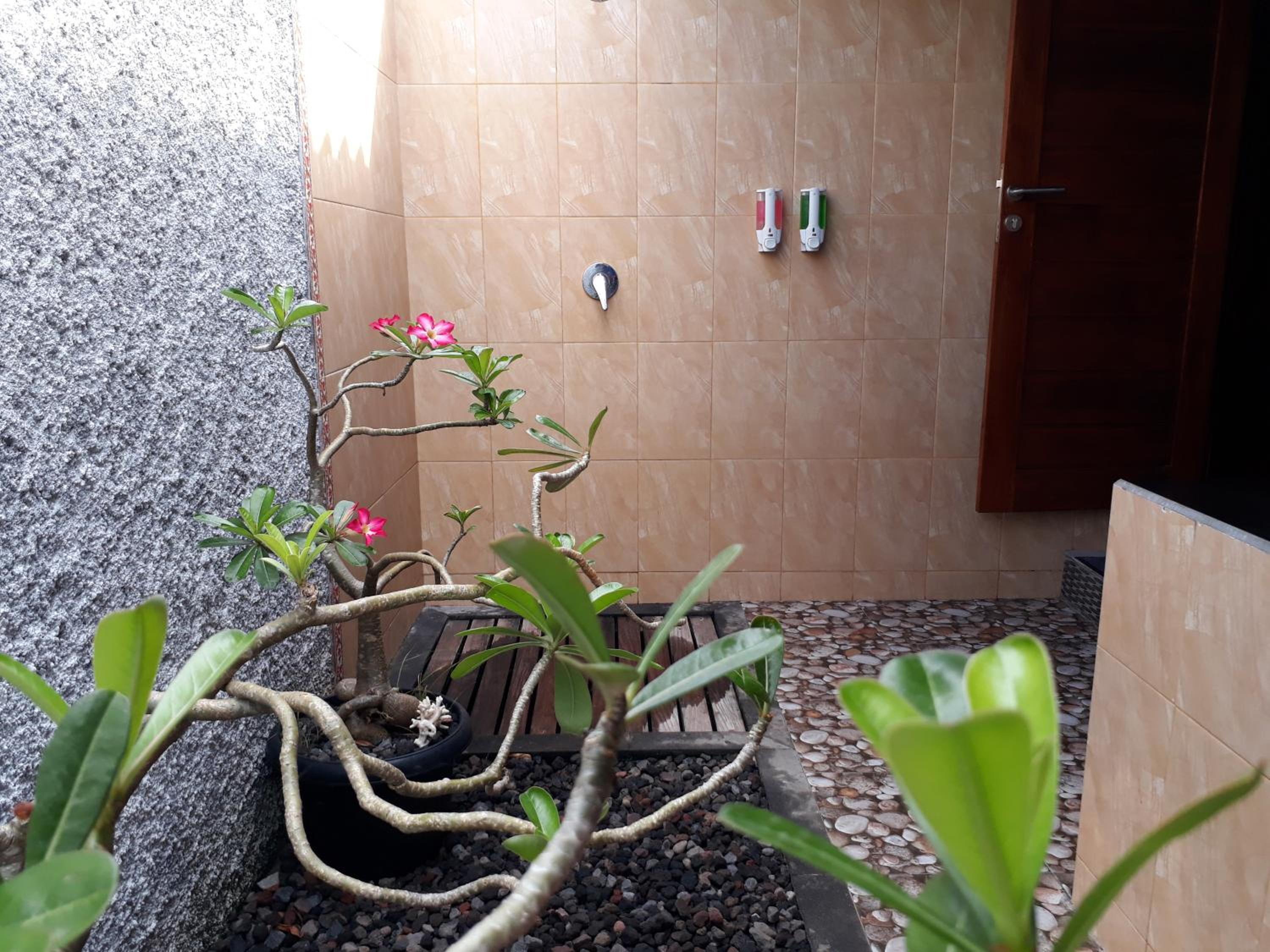 Deluxe Double Room with Balcony - Photo 14