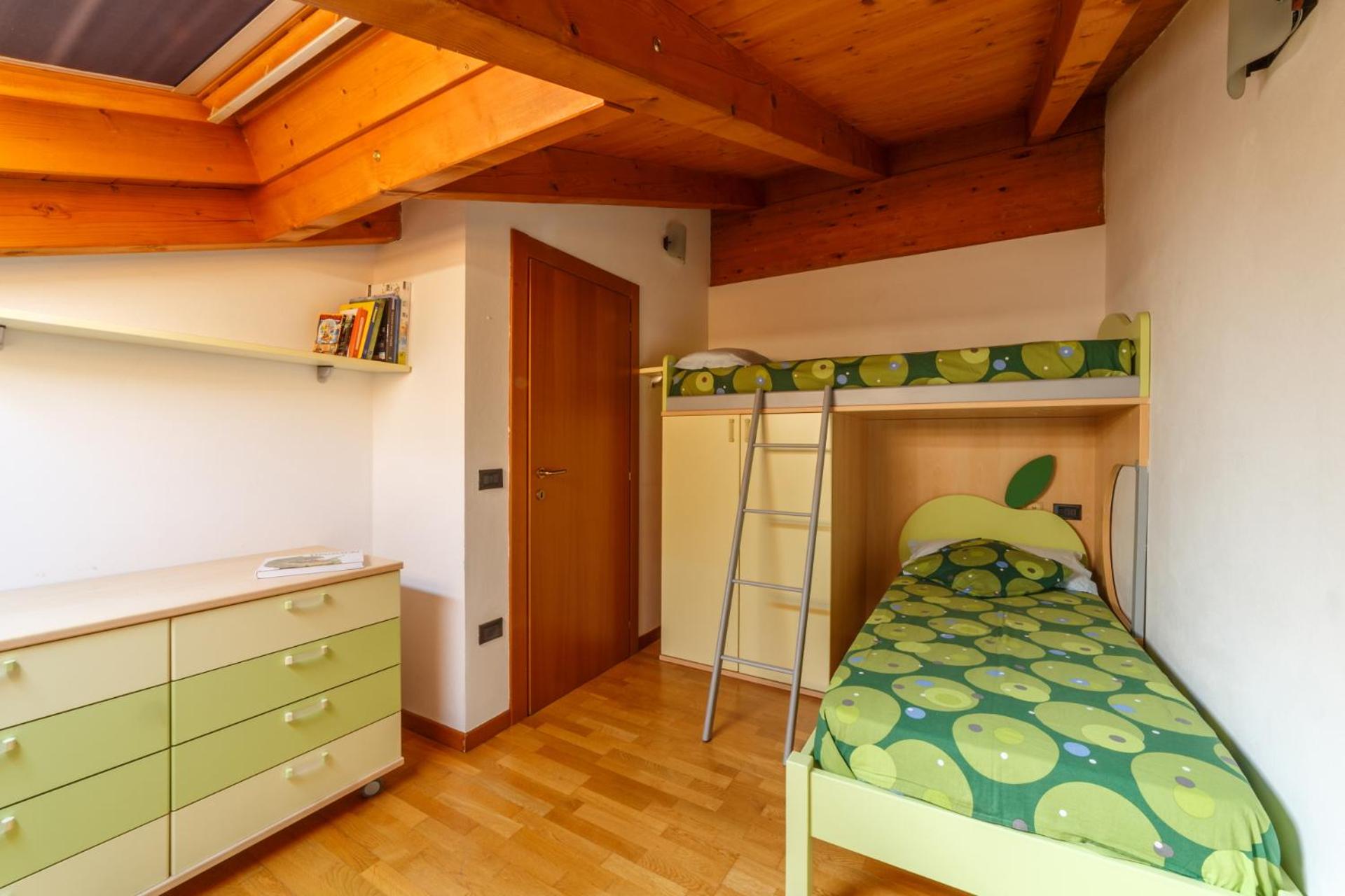 Three-Bedroom House photo 3