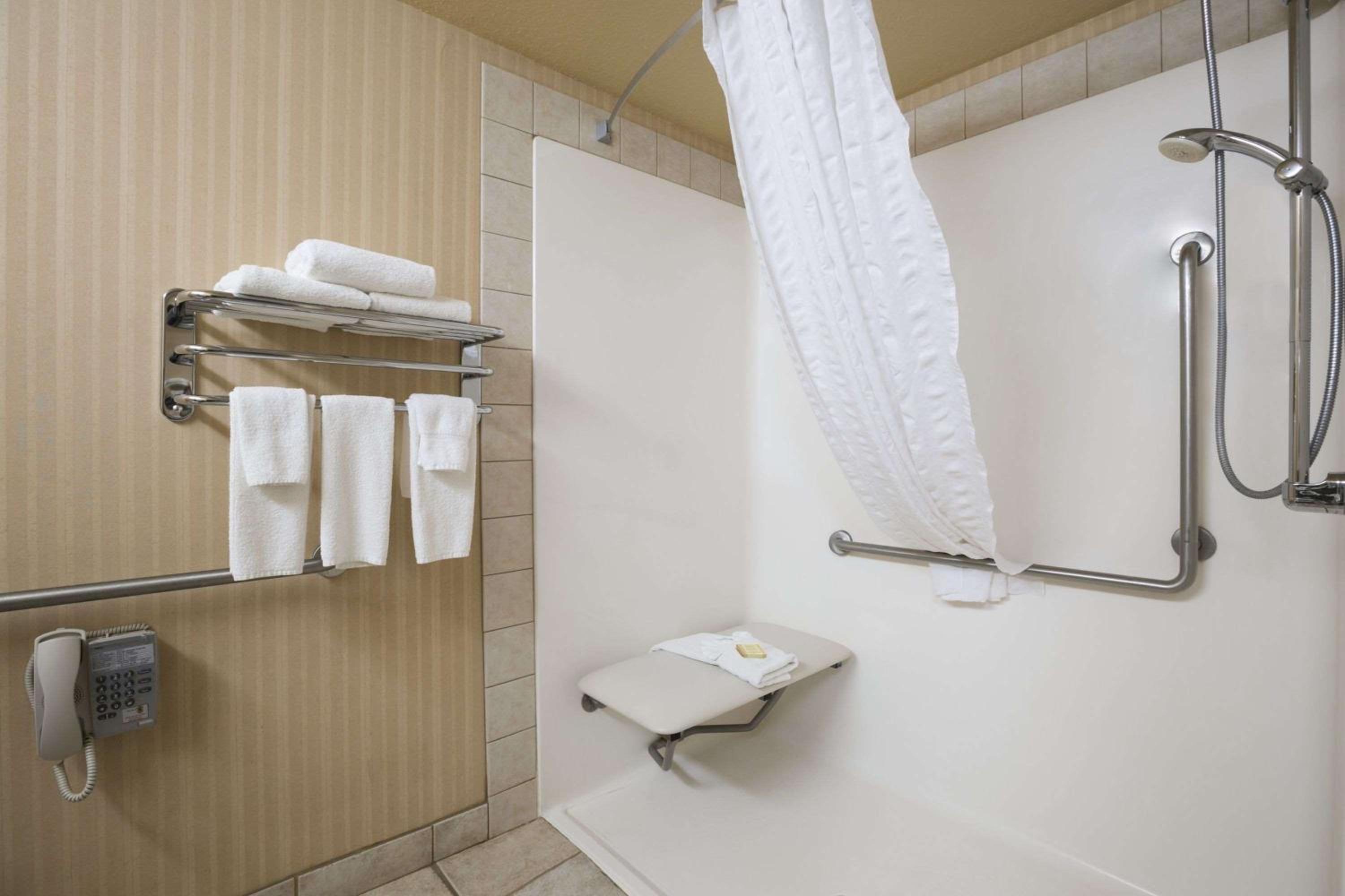 Queen Room - Mobility Access/Non-Smoking - Photo 4