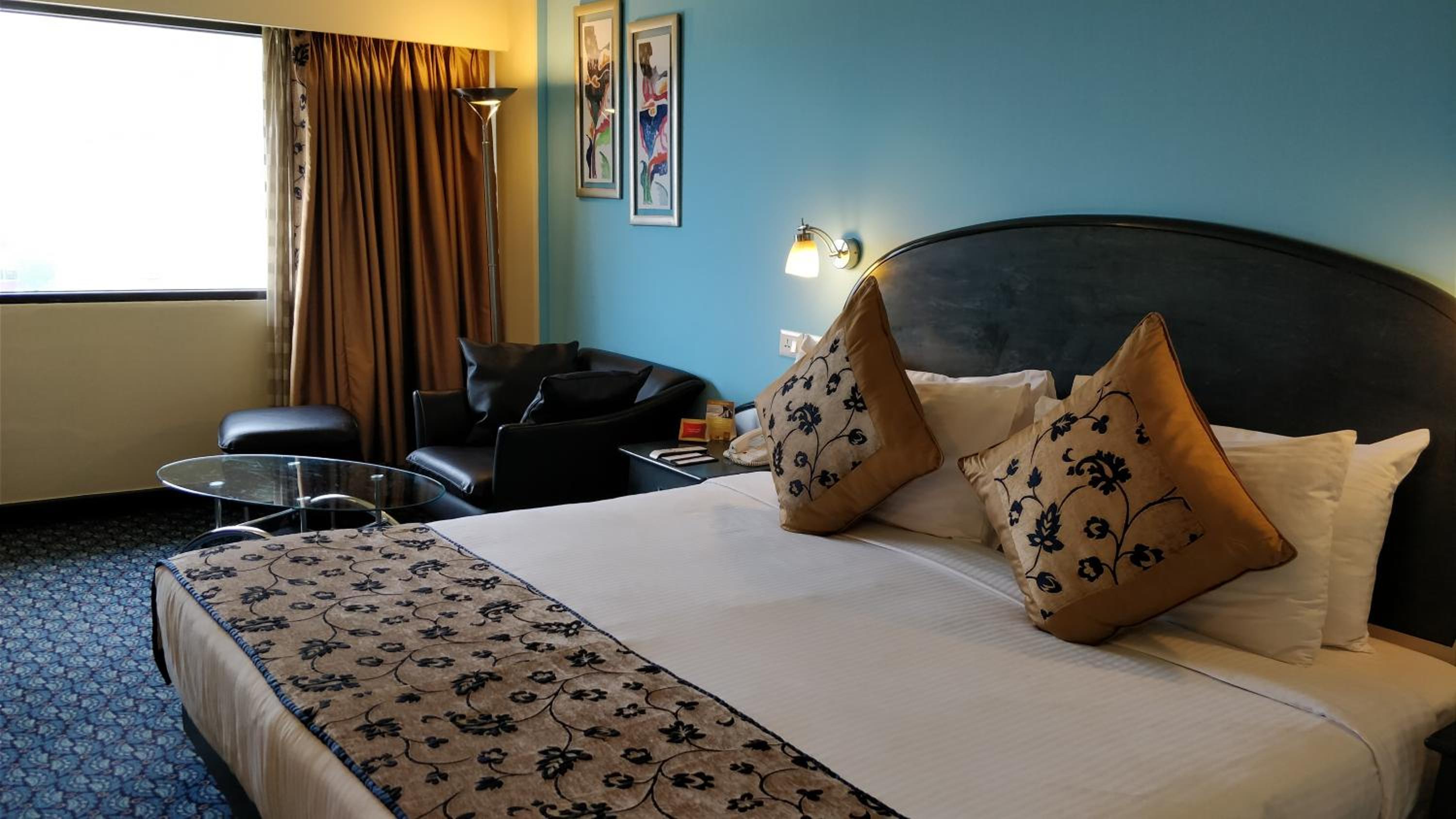 Club Room with complimentary breakfast, 15% Discount on F&B  - Photo 4