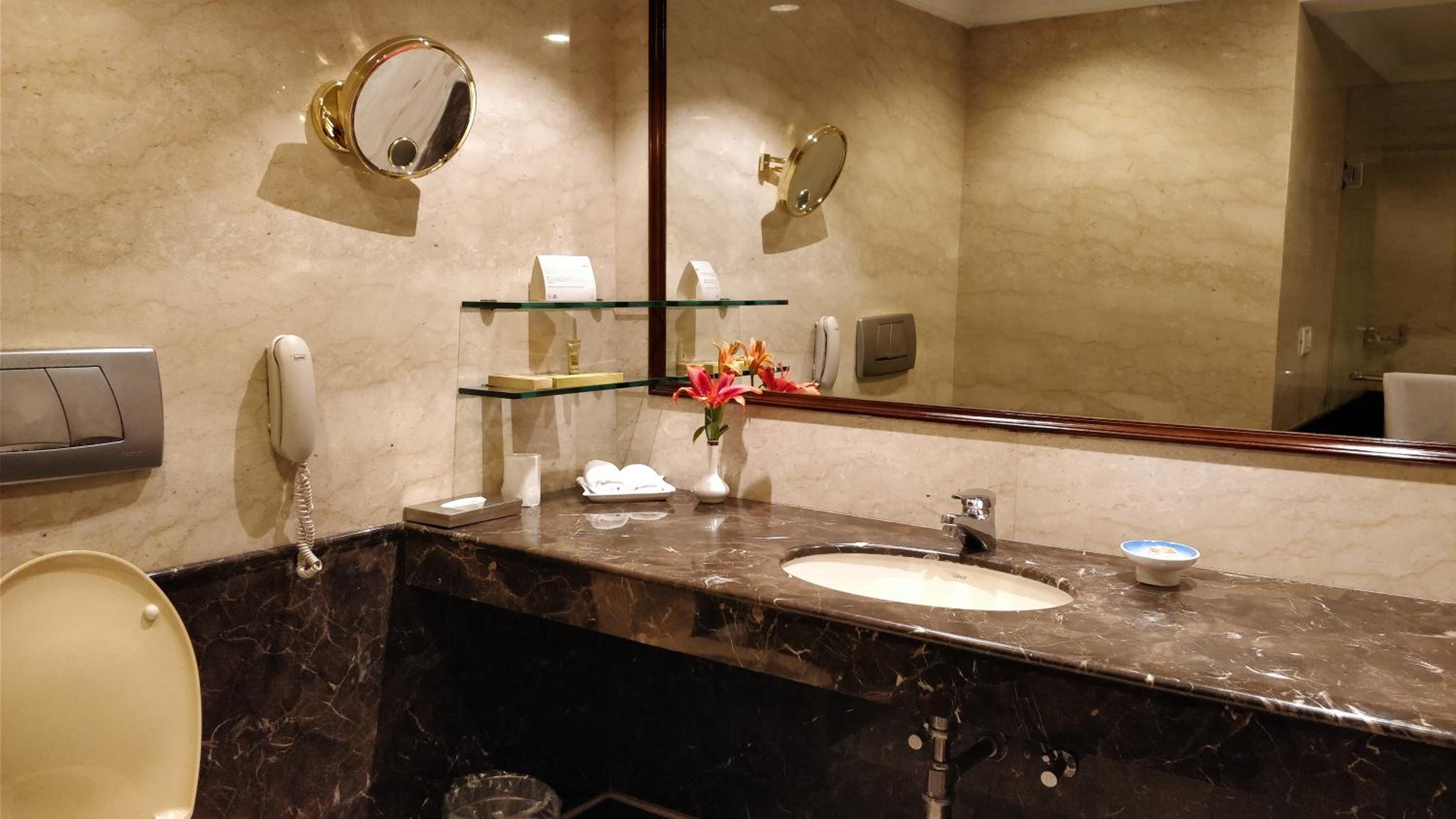 Executive Suite with complimentary breakfast, 15% Discount on F&B ,3 pints of beer at Atrium Bar, One way Airport Transfer - Photo 2
