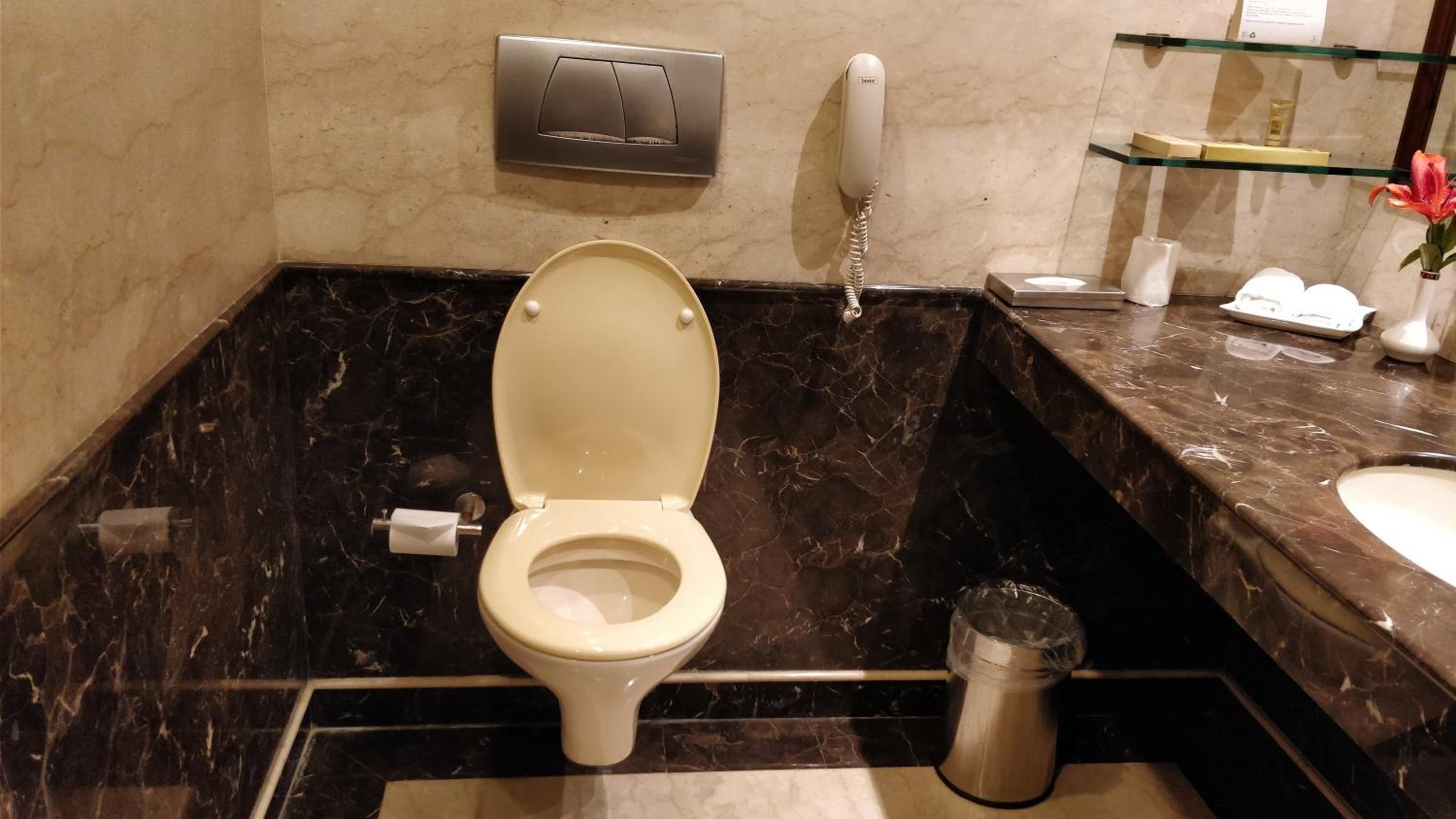 Executive Suite with complimentary breakfast, 15% Discount on F&B ,3 pints of beer at Atrium Bar, One way Airport Transfer - Photo 10