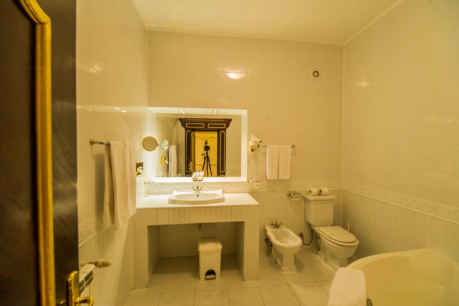 Deluxe Double Room with Two King Beds and Balcony photo 3
