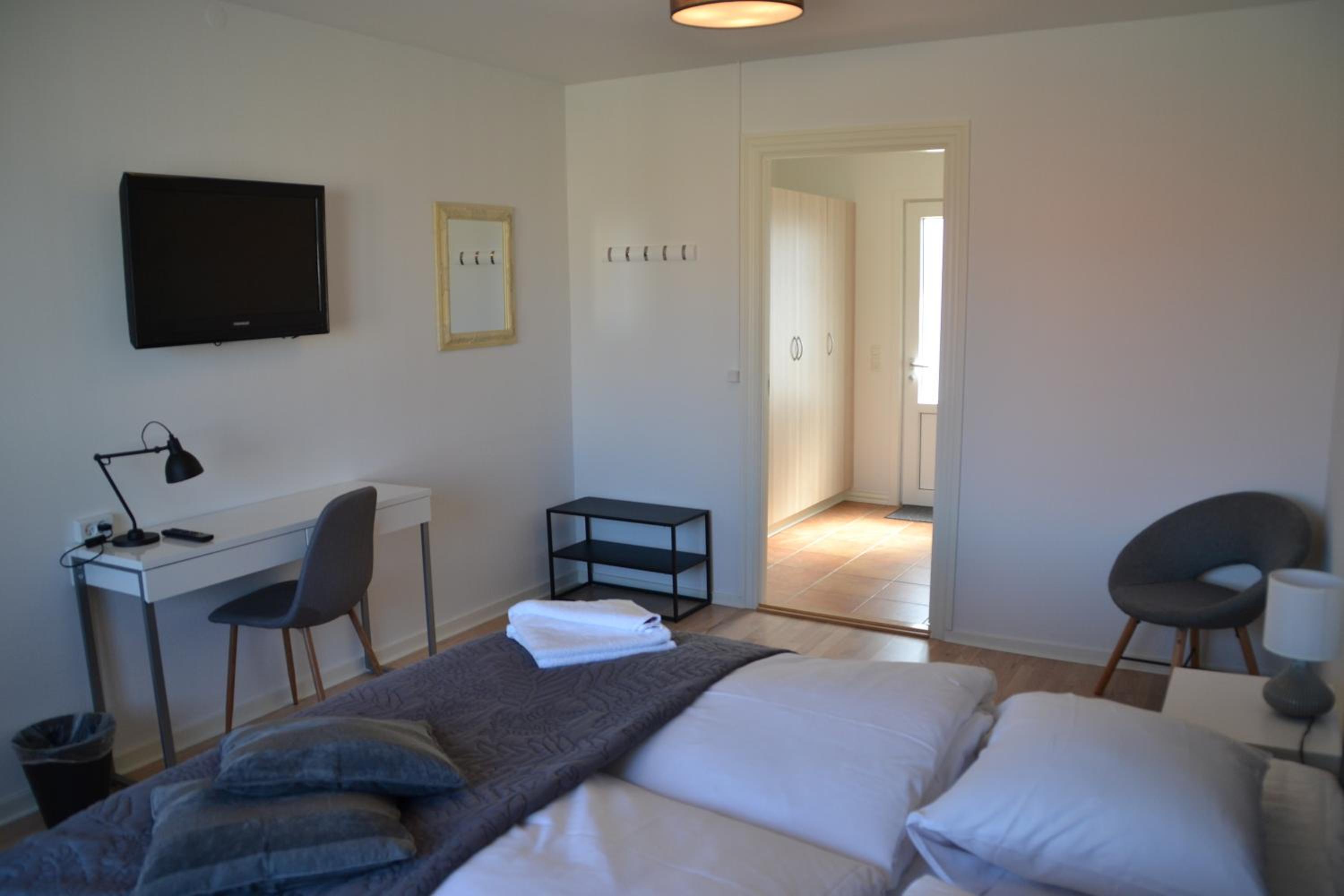 Standard Double Room thumbnail 5