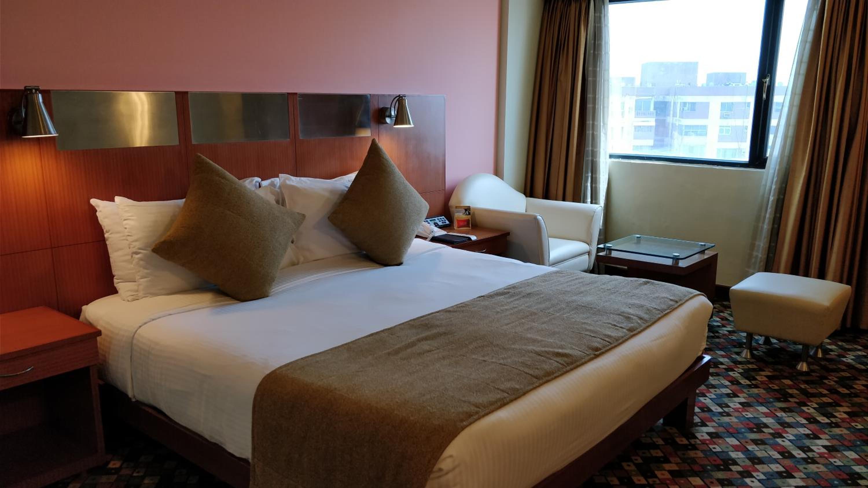 Executive Suite with complimentary breakfast, 15% Discount on F&B ,3 pints of beer at Atrium Bar, One way Airport Transfer - Photo 8