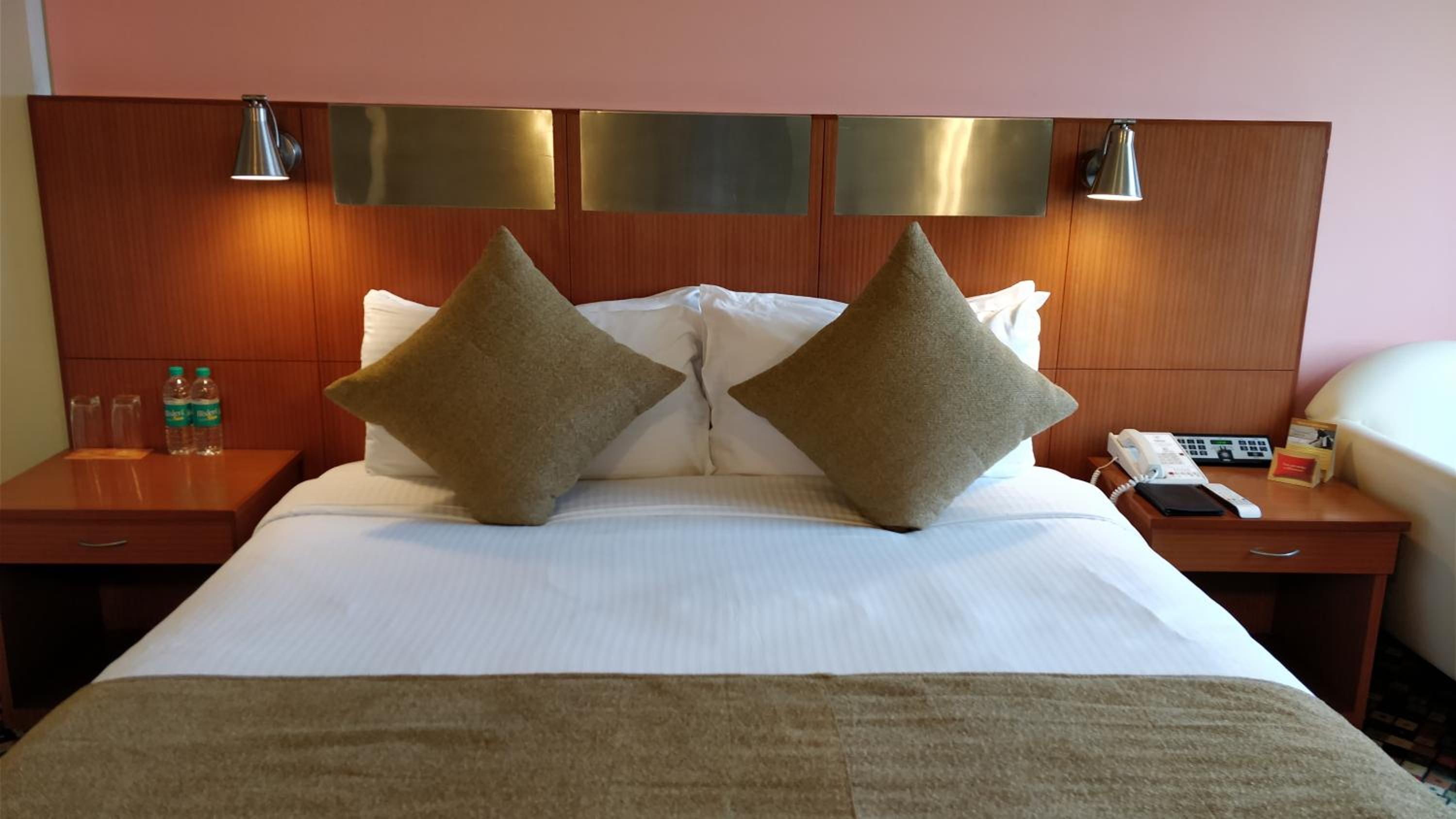 Executive Suite with complimentary breakfast, 15% Discount on F&B ,3 pints of beer at Atrium Bar, One way Airport Transfer - Photo 7
