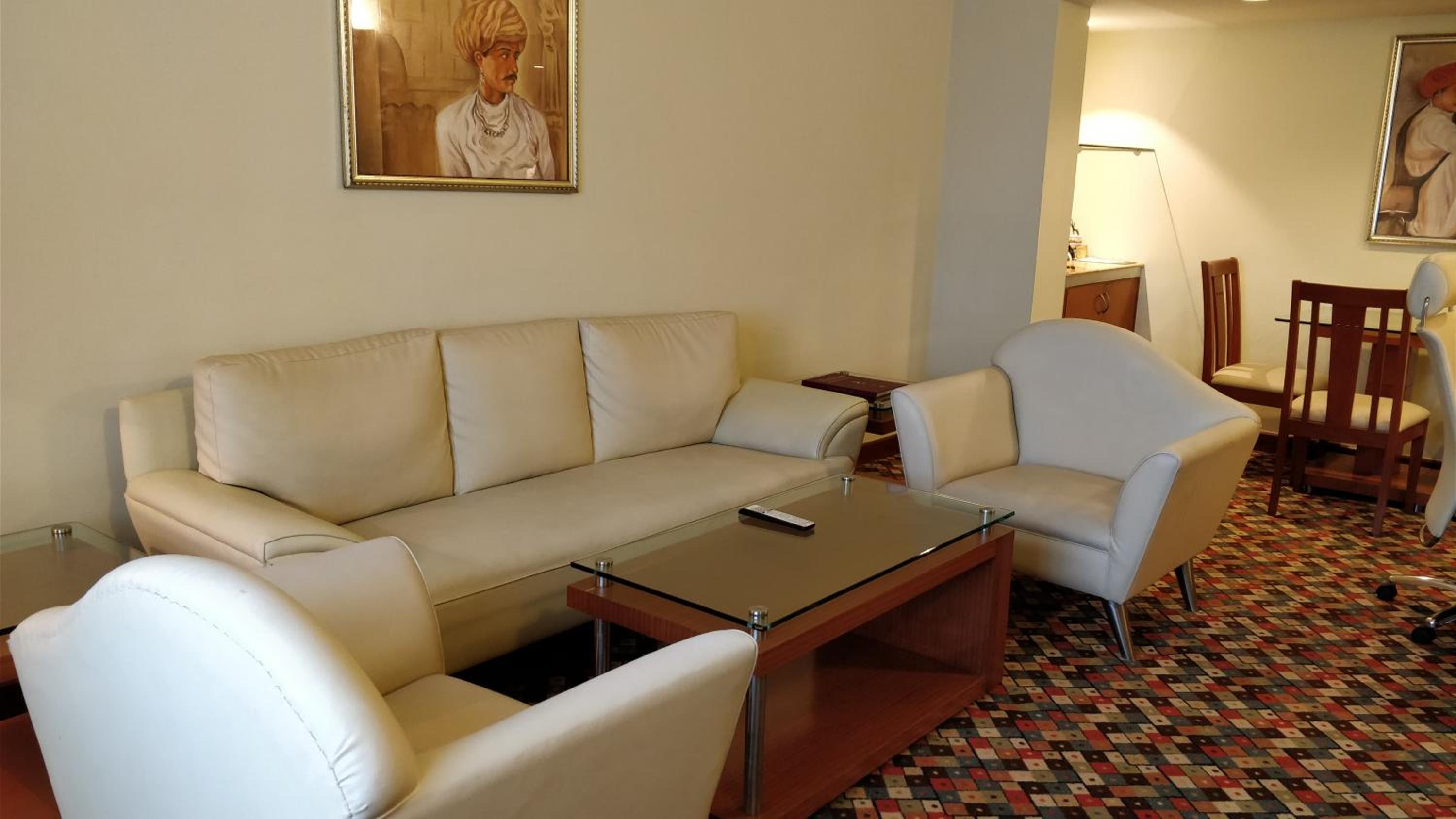 Executive Suite with complimentary breakfast, 15% Discount on F&B ,3 pints of beer at Atrium Bar, One way Airport Transfer - Photo 6