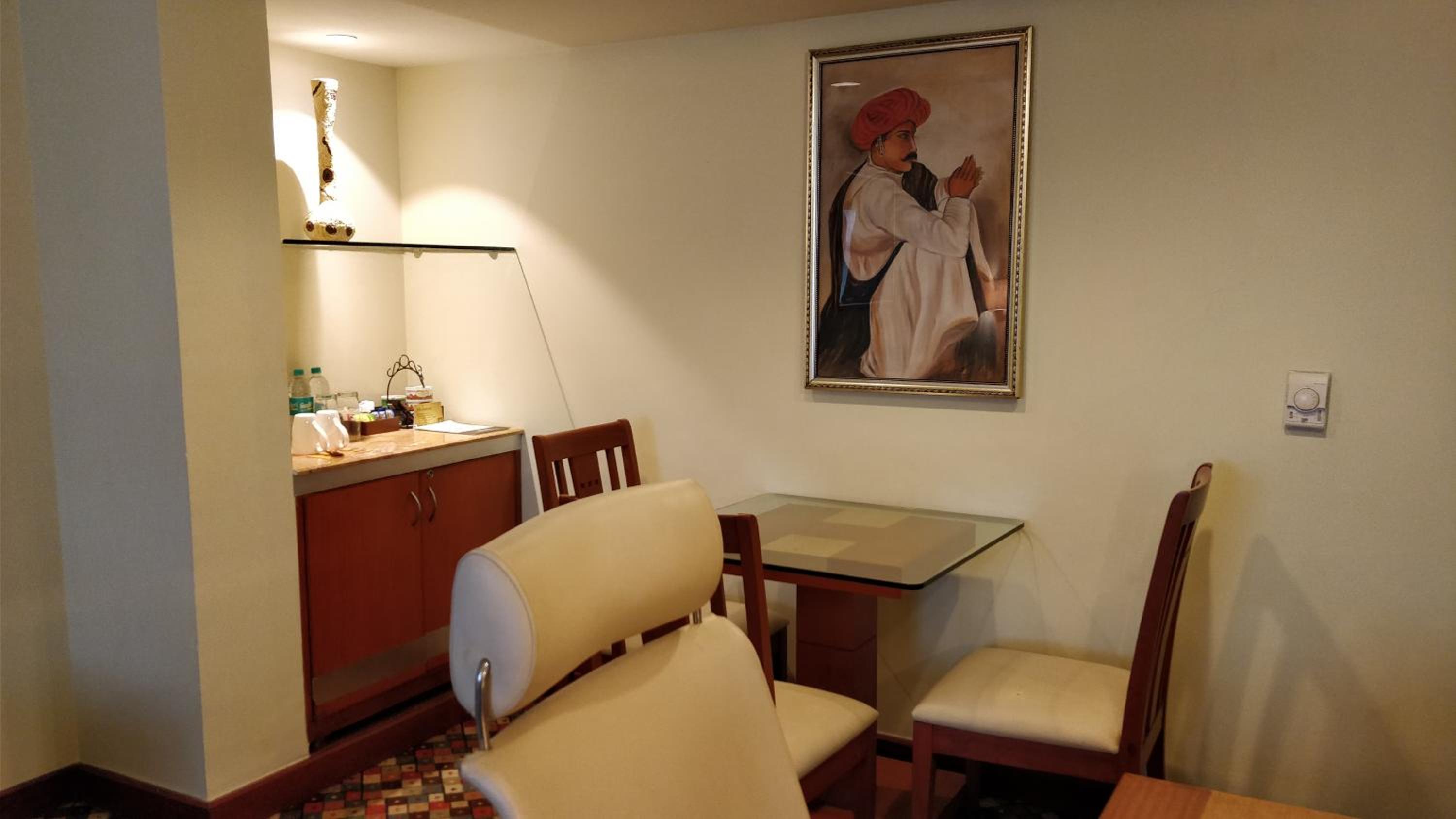 Executive Suite with complimentary breakfast, 15% Discount on F&B ,3 pints of beer at Atrium Bar, One way Airport Transfer - Photo 3