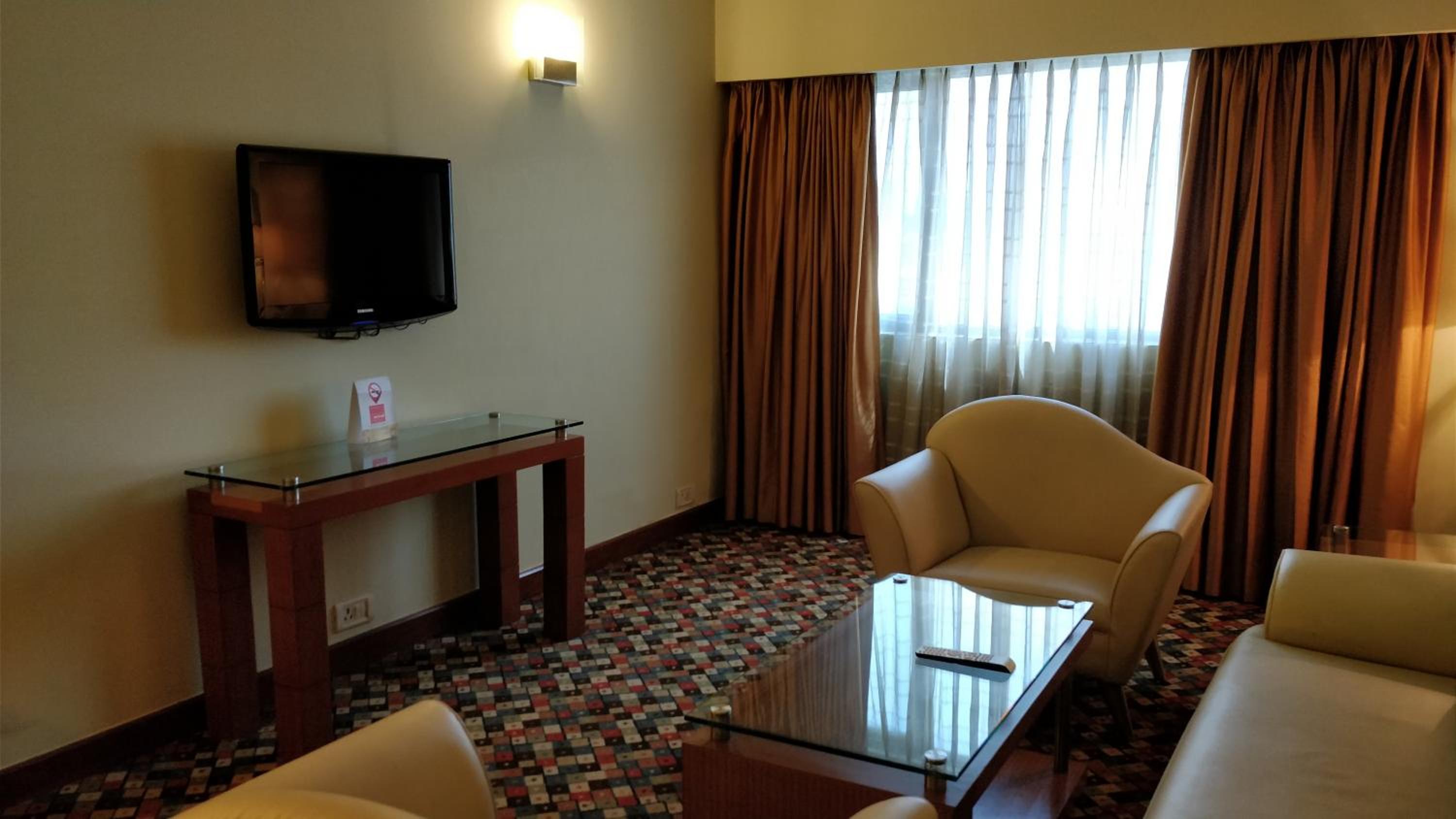 Executive Suite with complimentary breakfast, 15% Discount on F&B ,3 pints of beer at Atrium Bar, One way Airport Transfer - Photo 5