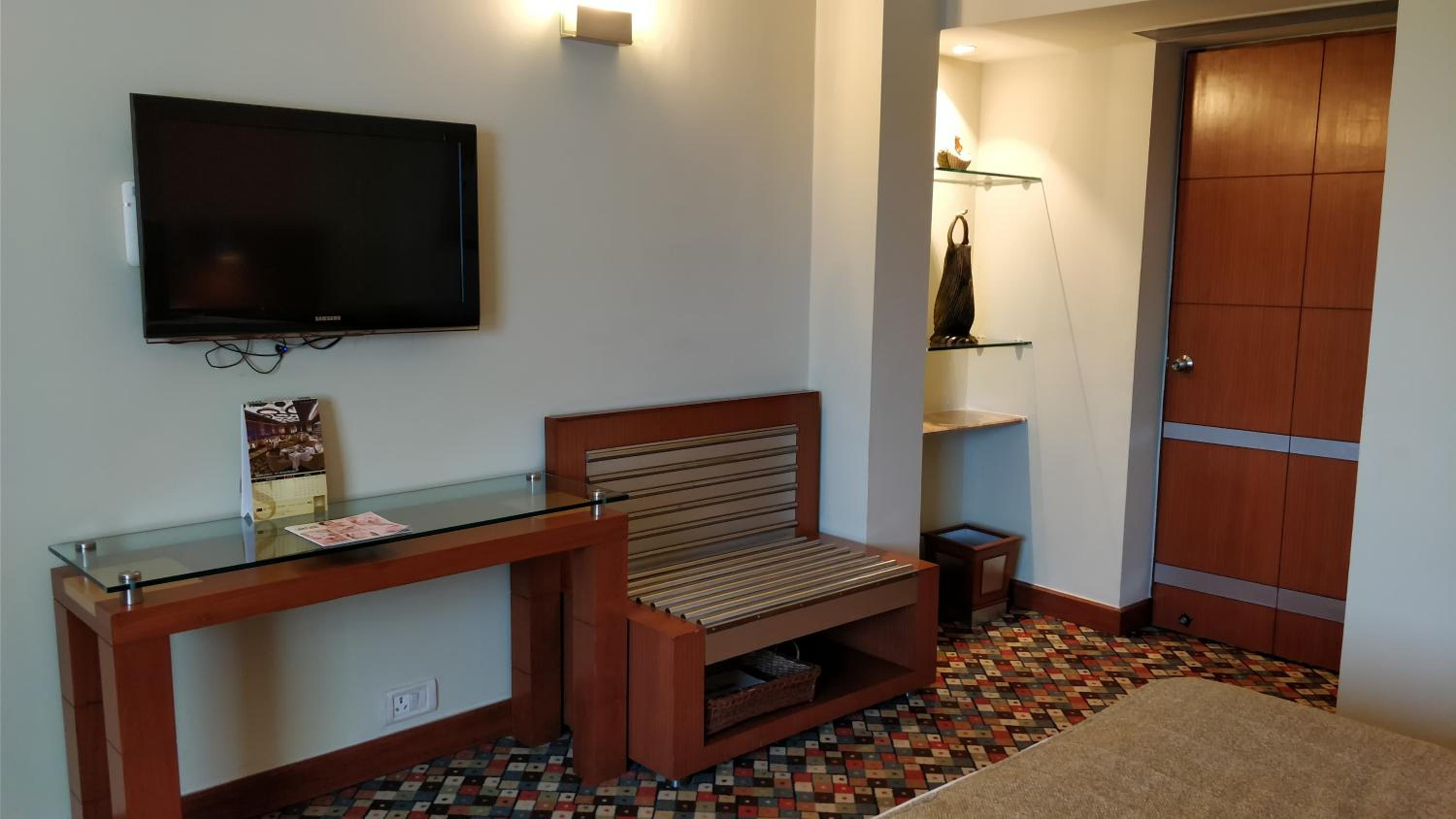 Executive Suite with complimentary breakfast, 15% Discount on F&B ,3 pints of beer at Atrium Bar, One way Airport Transfer - Photo 4