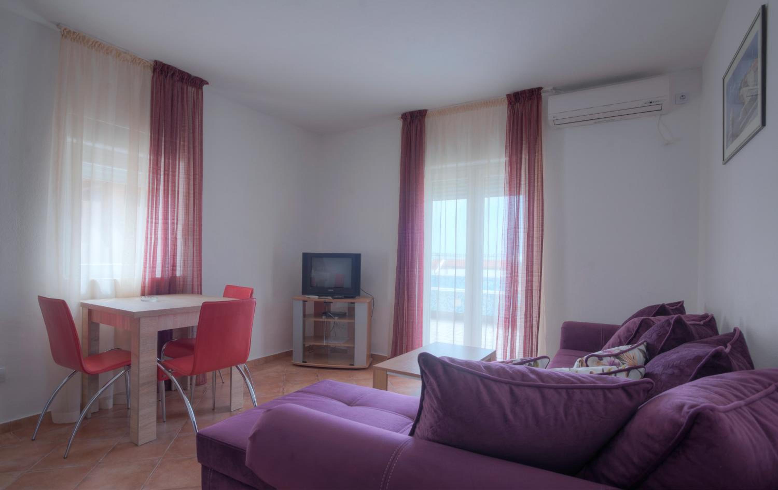 One-Bedroom Apartment - Photo 8