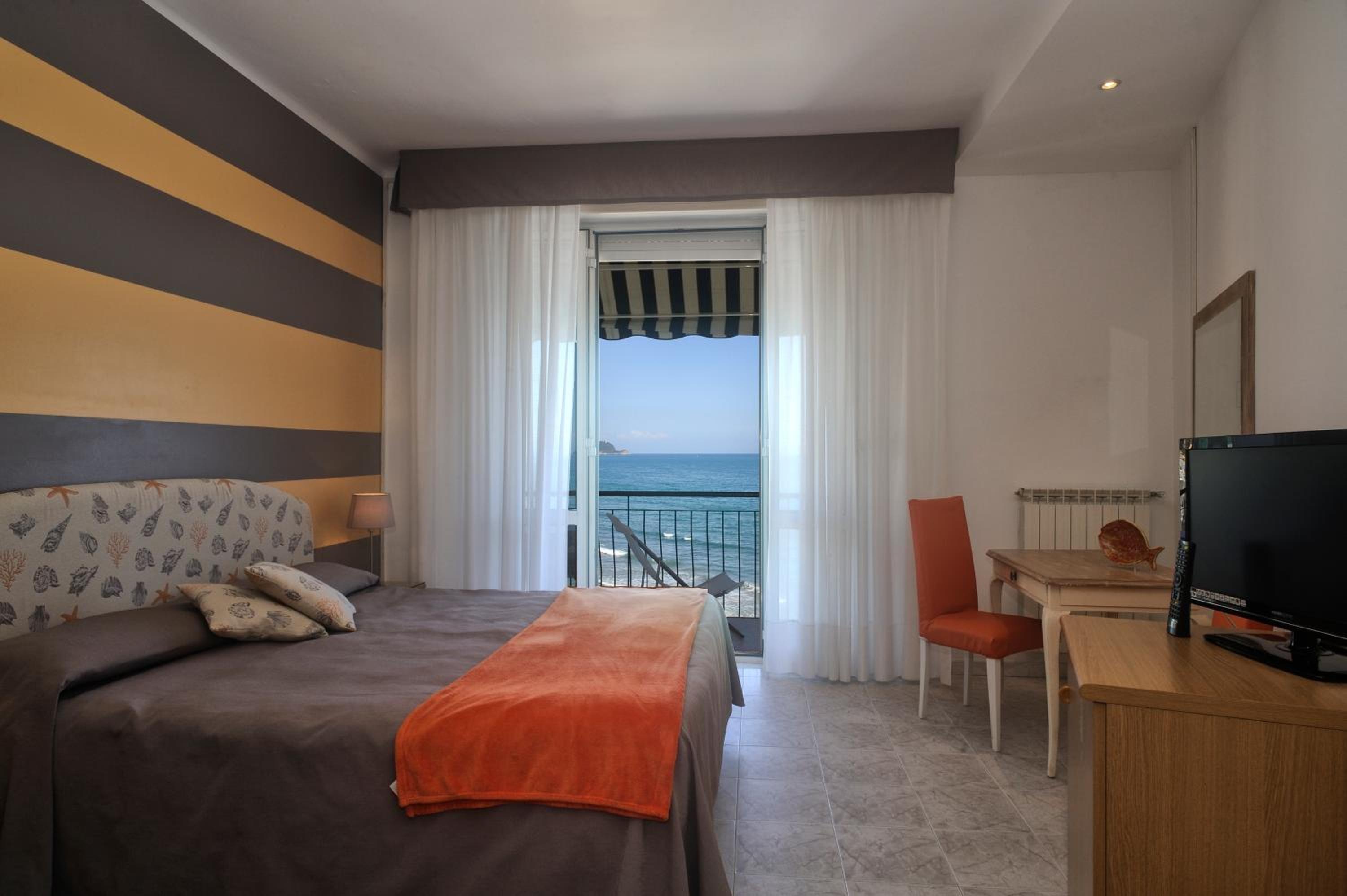 Double or Twin Room with Sea View photo 3
