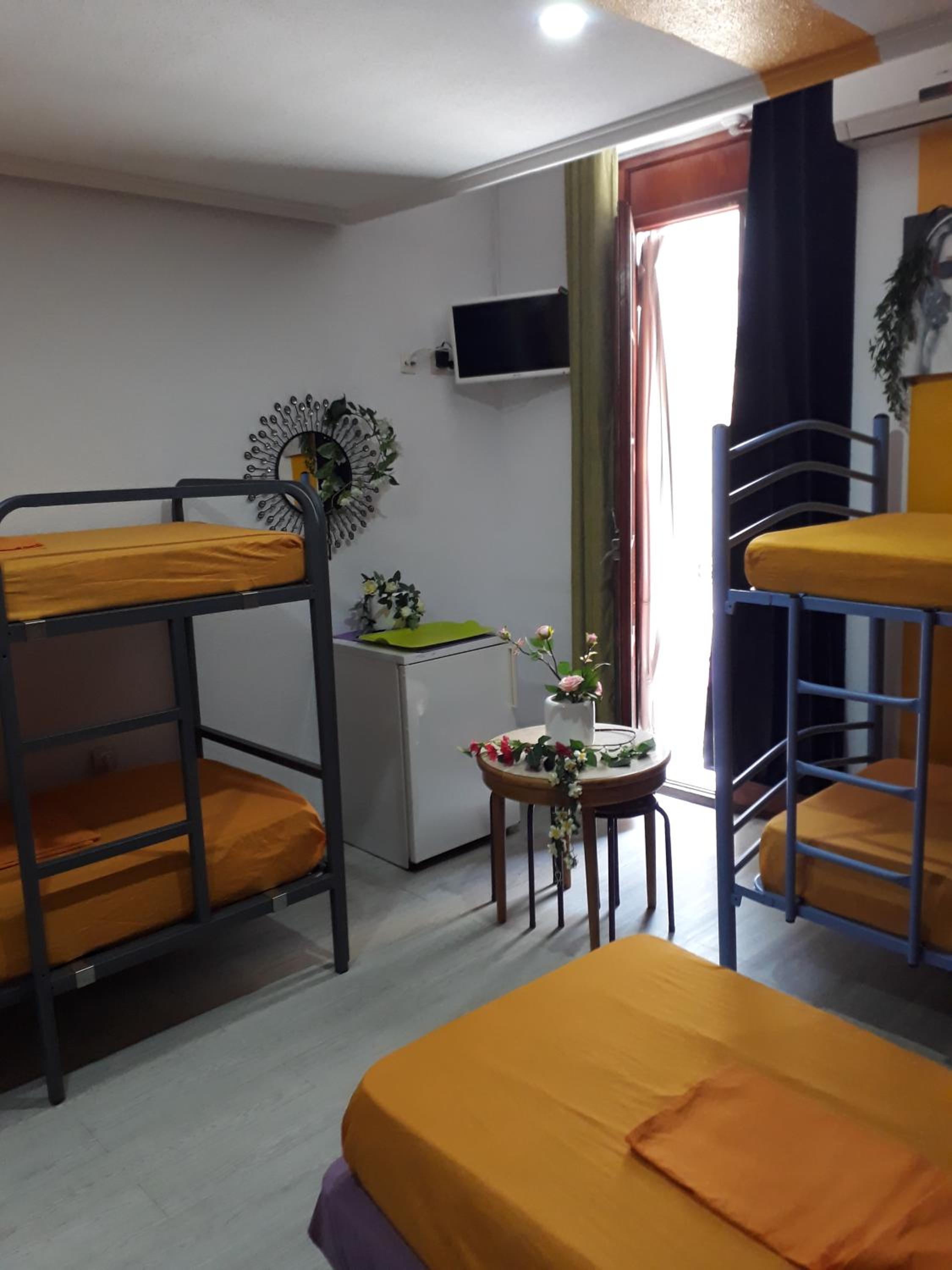 Dormitorio Femenino de 8 Camas