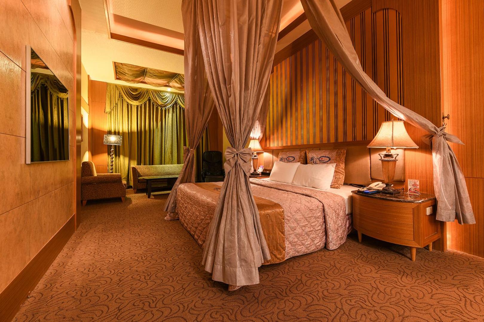 Theme Queen Suite with Jacuzzi photo 3
