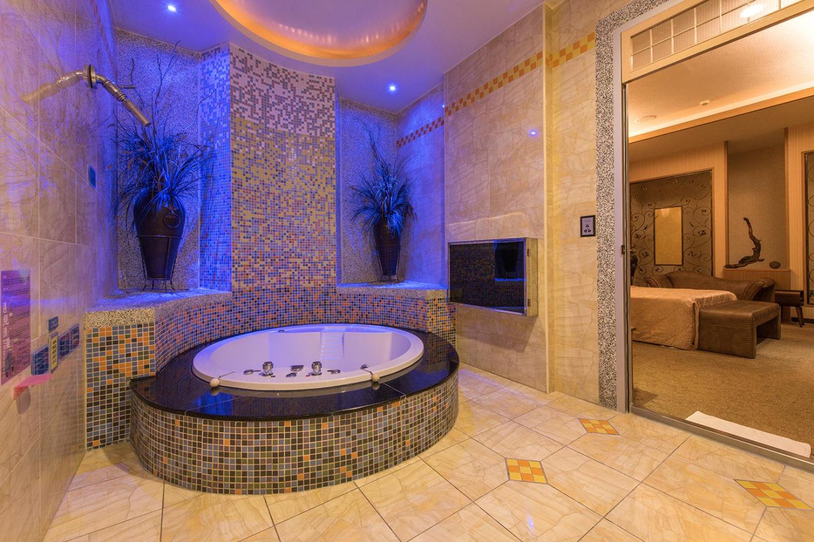 Theme Queen Suite with Jacuzzi photo 2