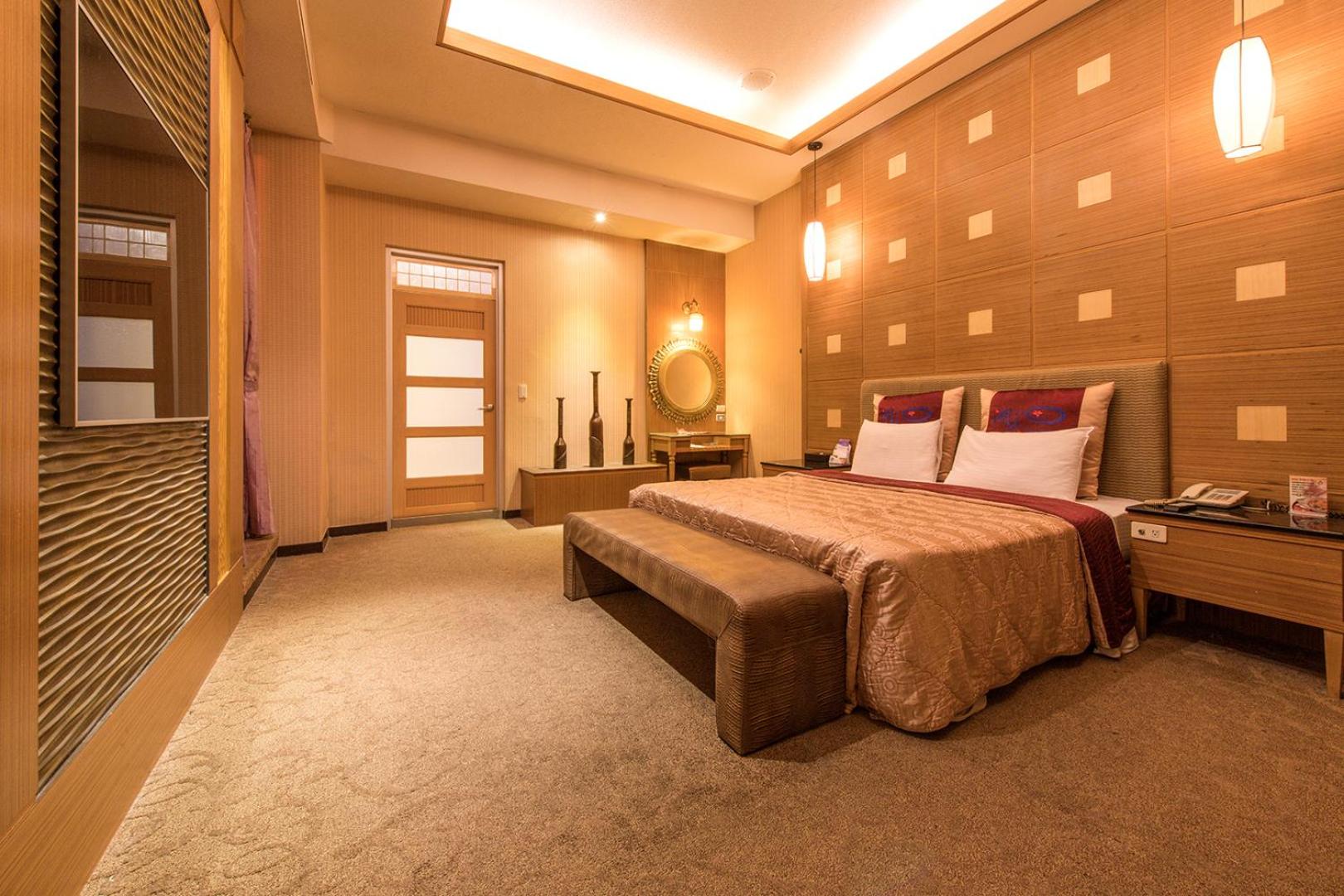 Theme Queen Suite with Jacuzzi