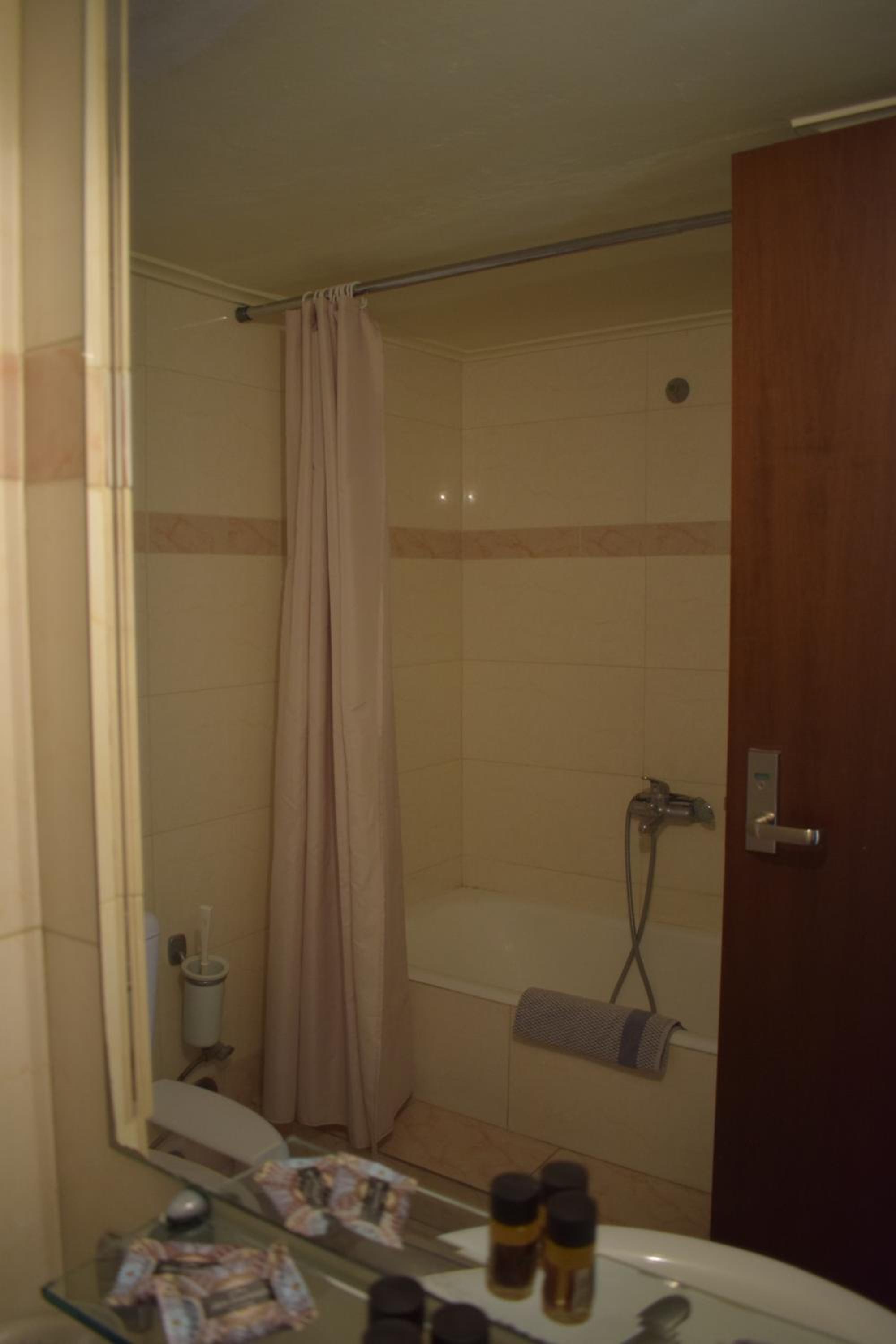 Double or Twin Room - Photo 7