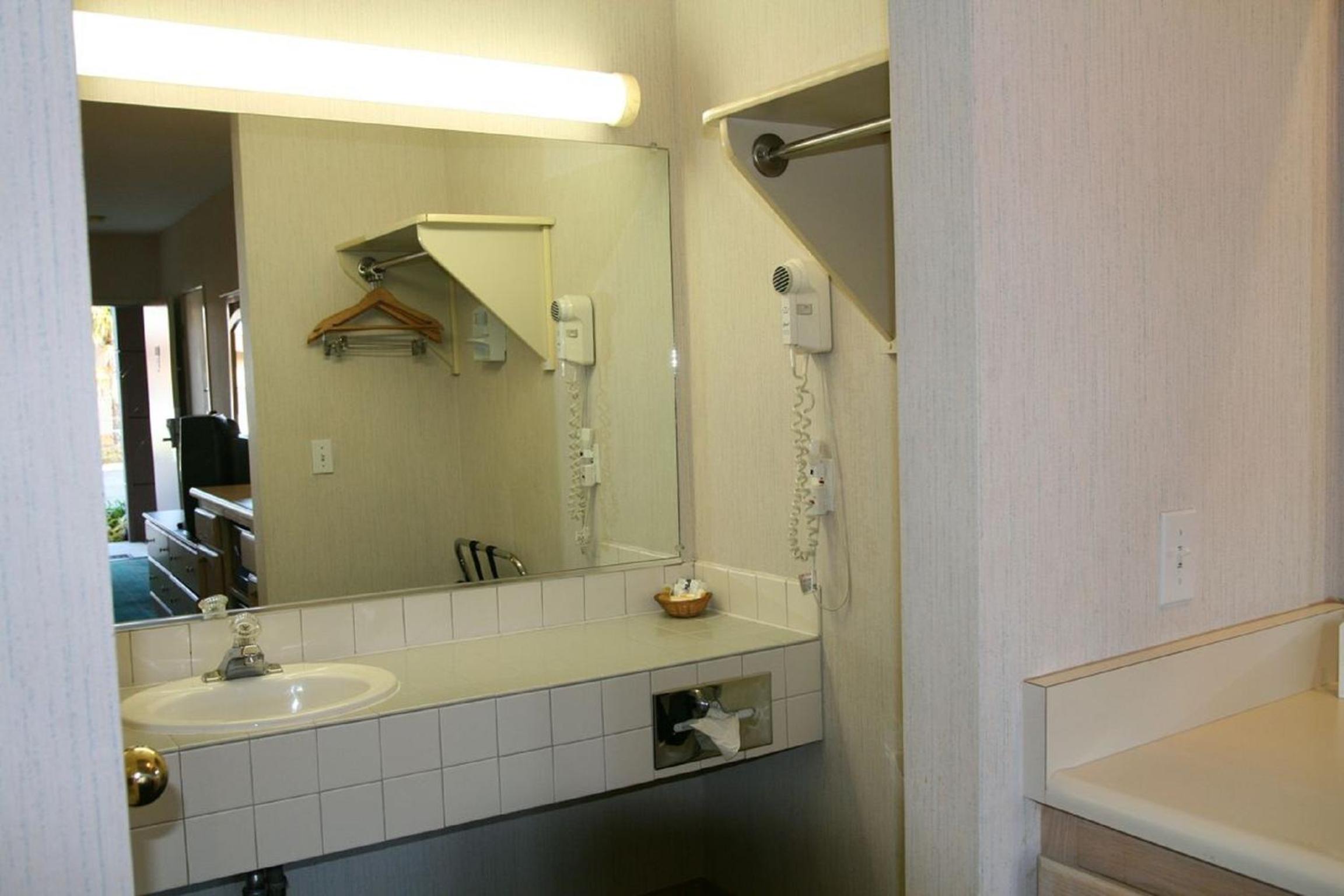 Queen Room - Photo 6