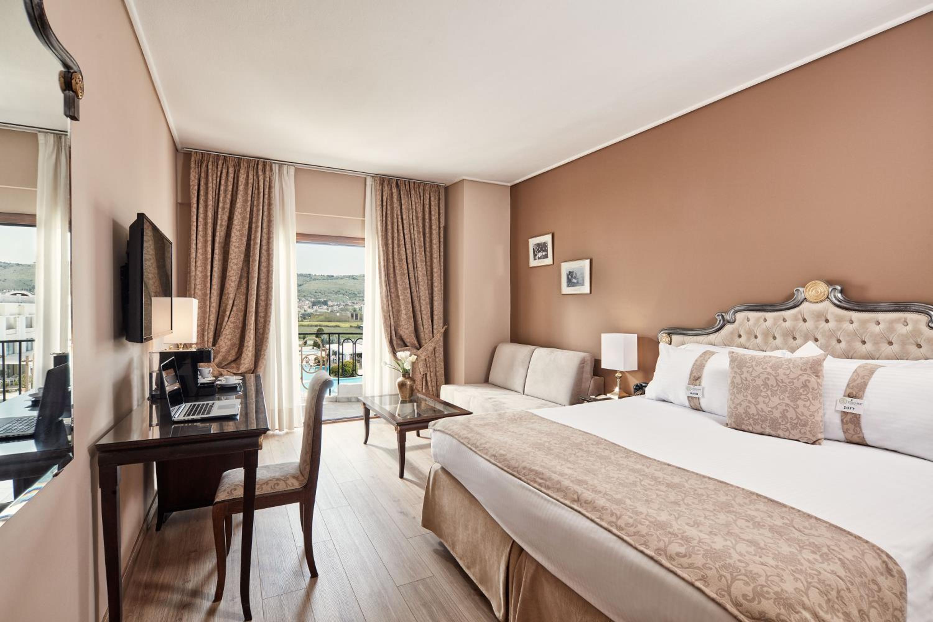 Executive Room with Panoramic Pool View photo 3