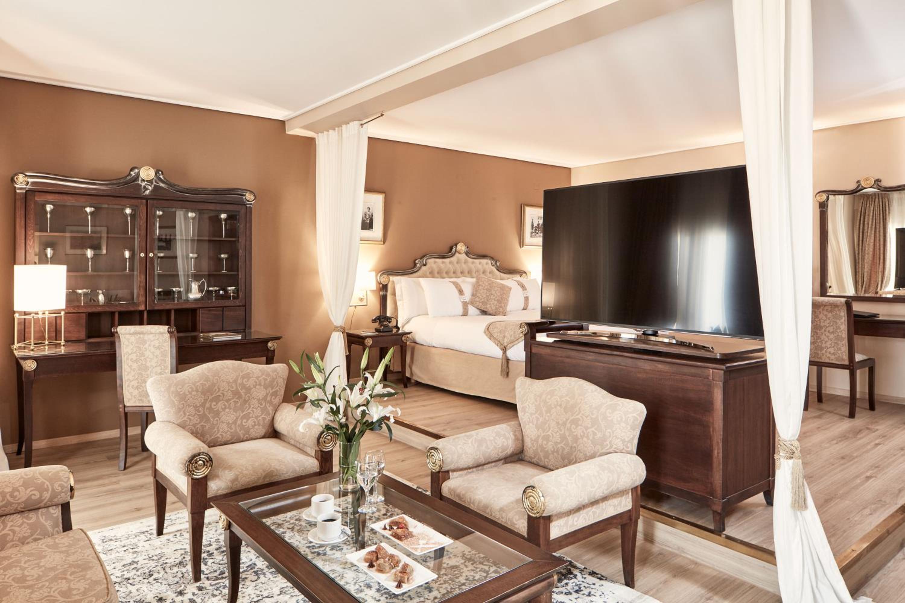 Business Suite with Panoramic Pool View  photo 3