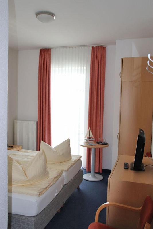 Standard Double Room with Sea View and Balcony