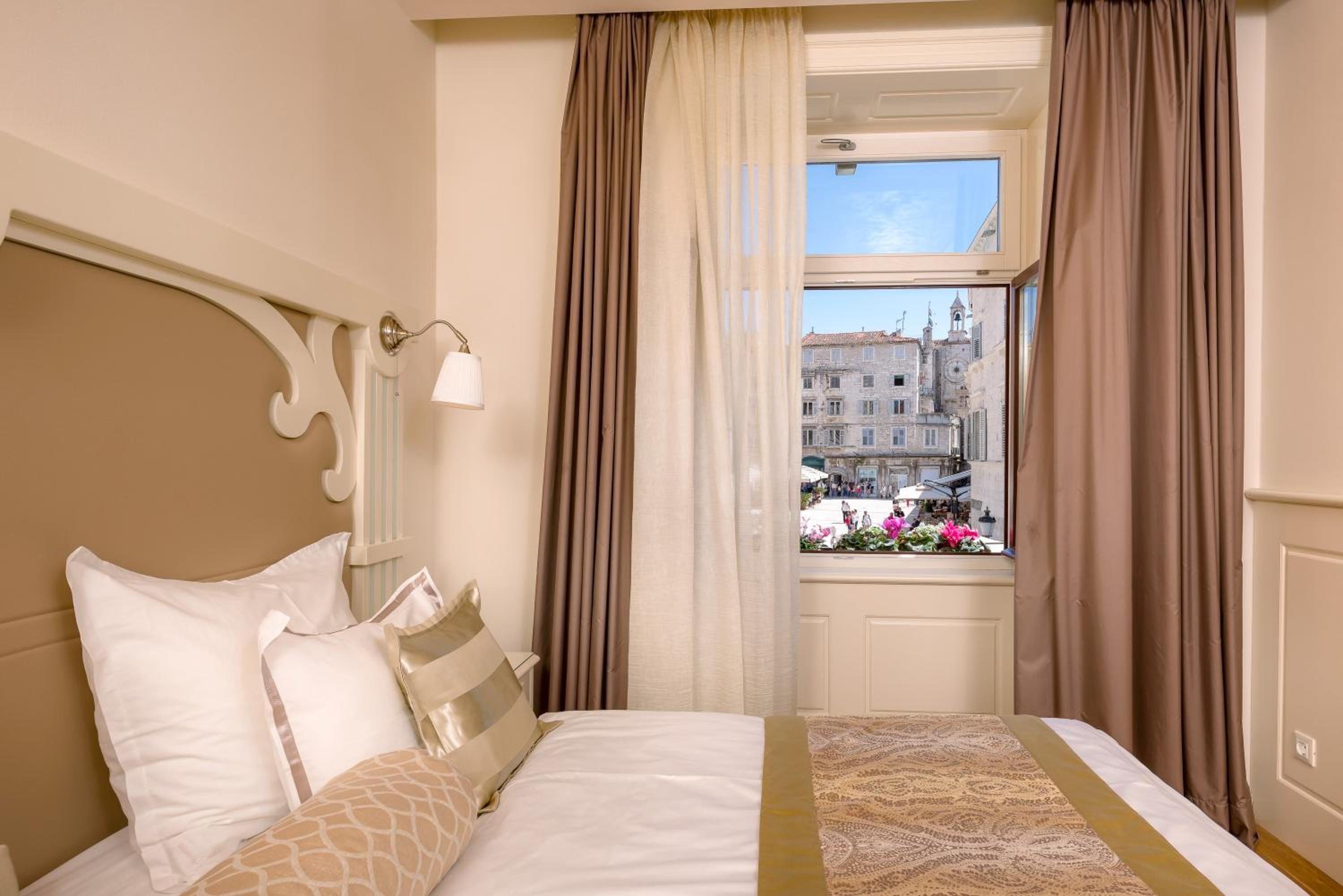 Deluxe Double Room with City View photo 3