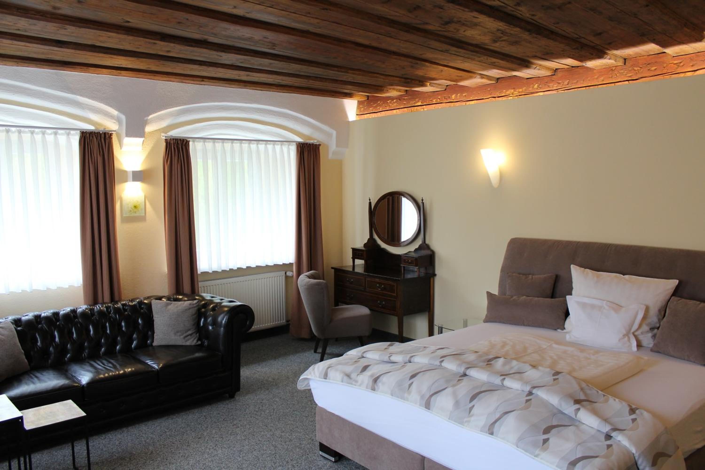 One-Bedroom Suite - Photo 4