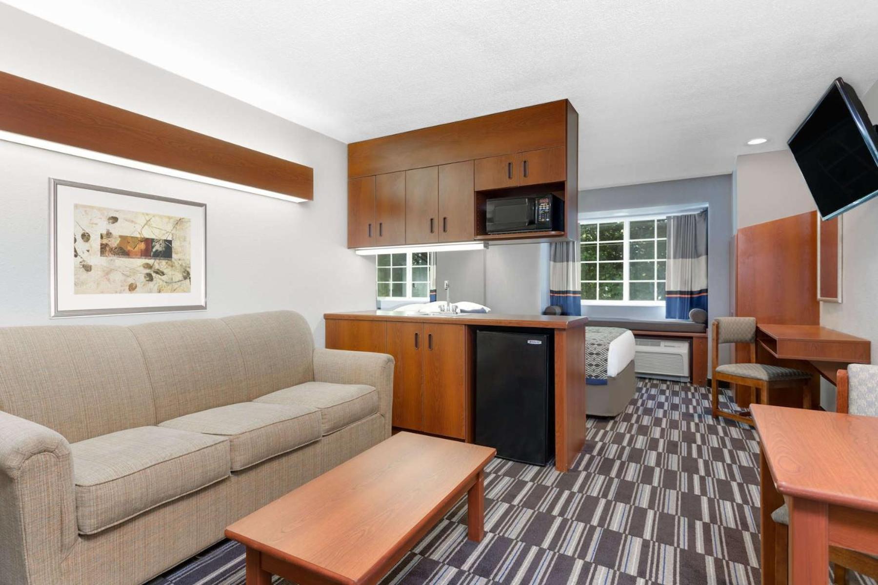 Queen Studio Suite - Non-Smoking - Photo 2