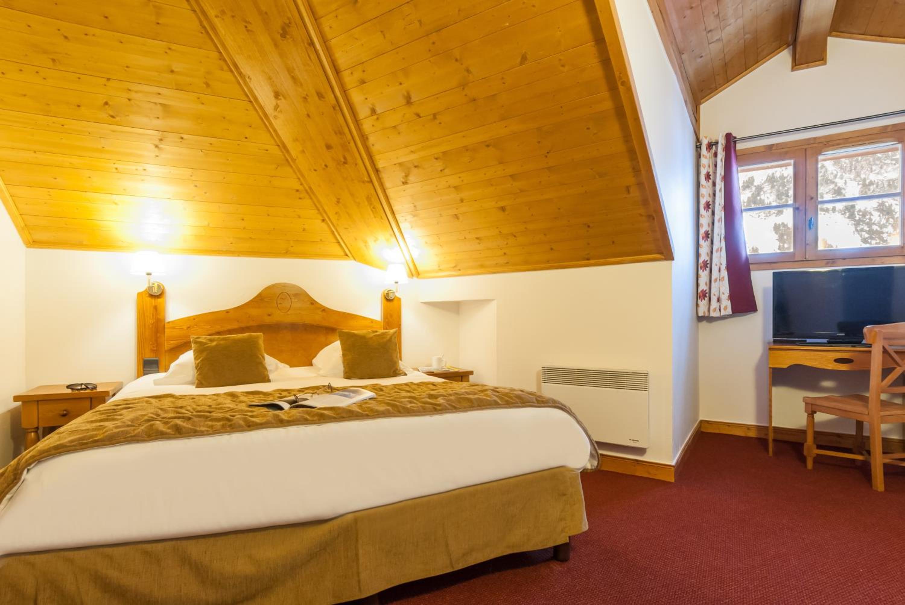 Superior Two-Bedroom Apartment - access to the indoor pool (6 People)