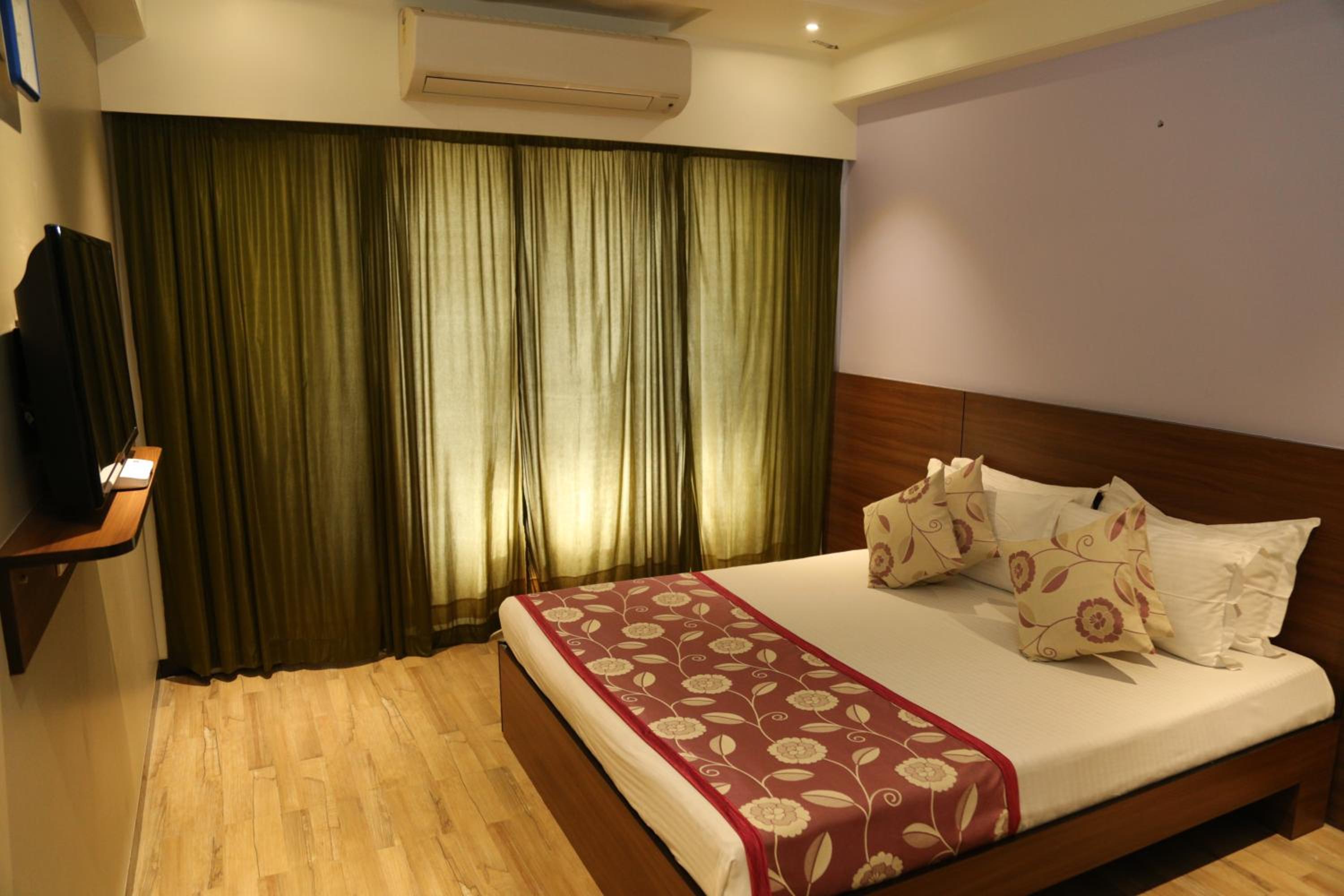 Deluxe Room - Photo 6