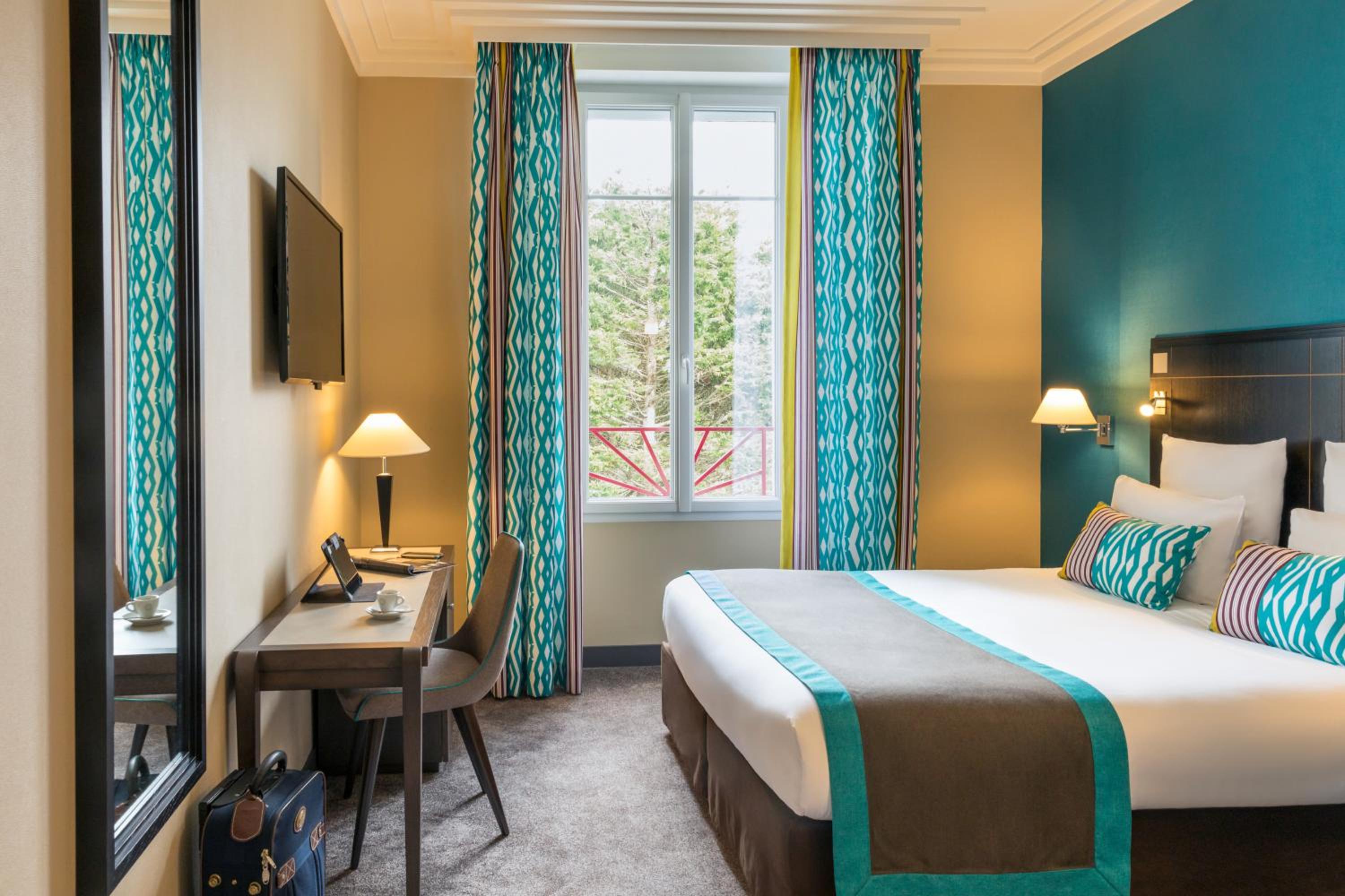 Classic Room with Park View - Photo 5