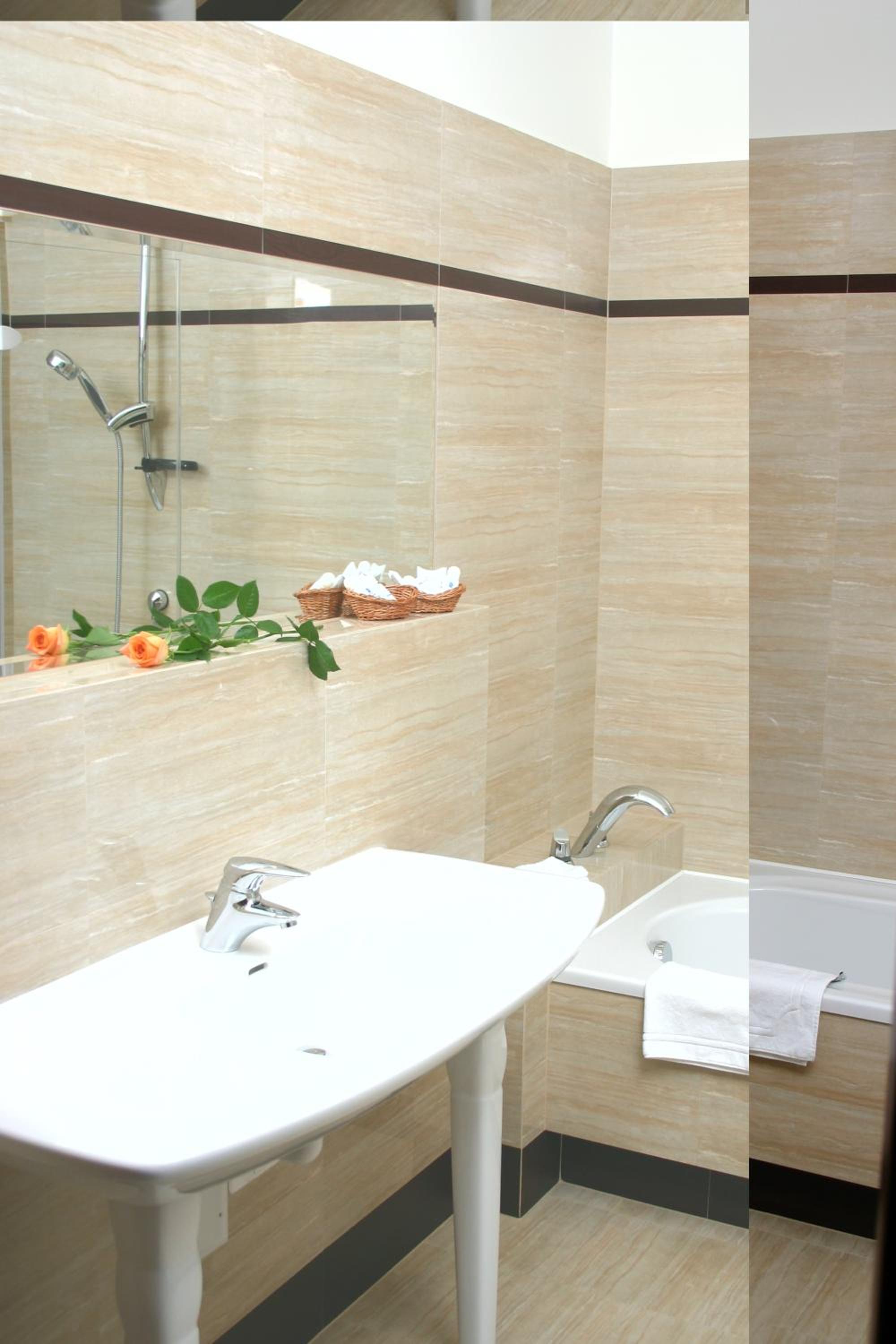 Superior Double Room with Sofa - Photo 5