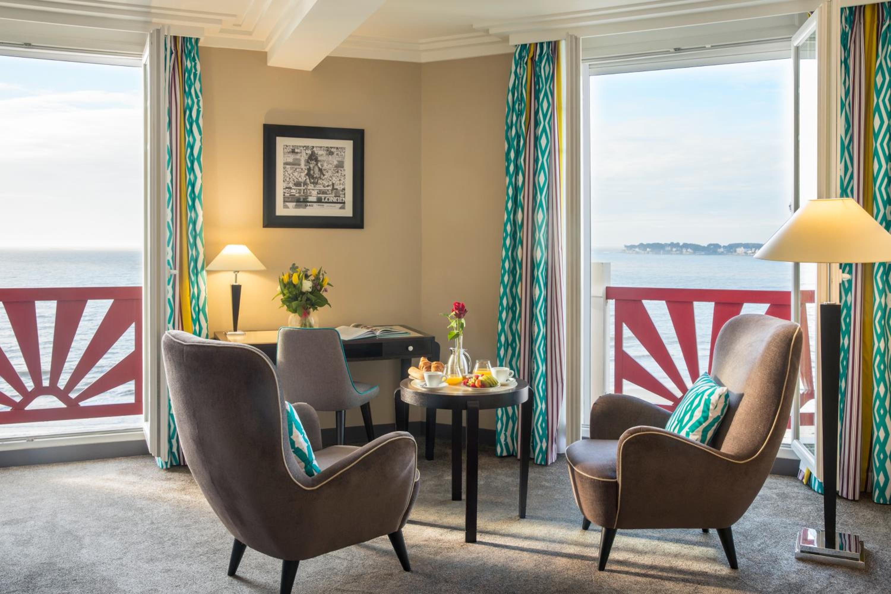 Junior Suite with One Double Bed or Twin Beds - Seafront - Photo 6