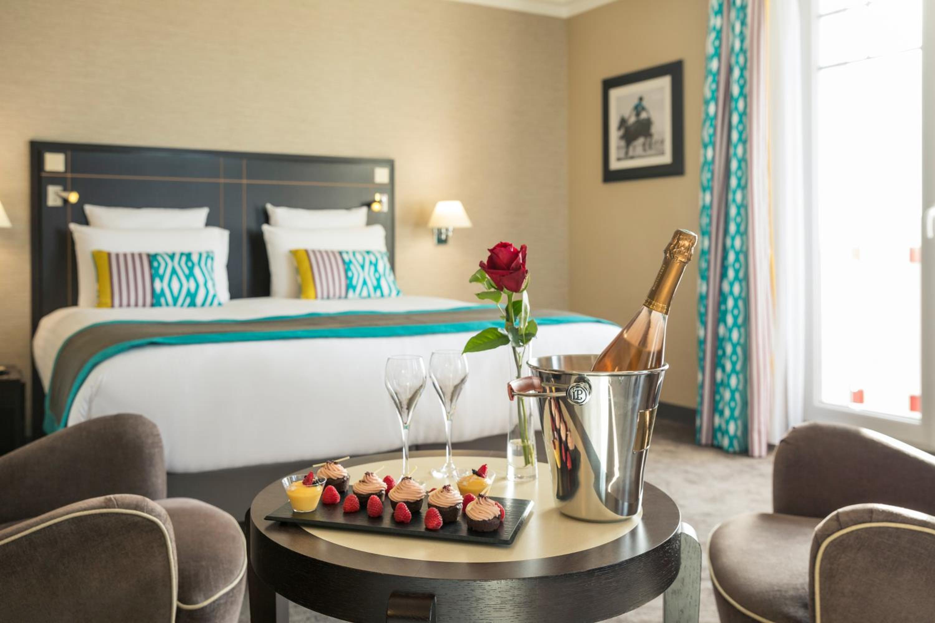 Junior Suite with One Double Bed or Twin Beds - Seafront - Photo 7