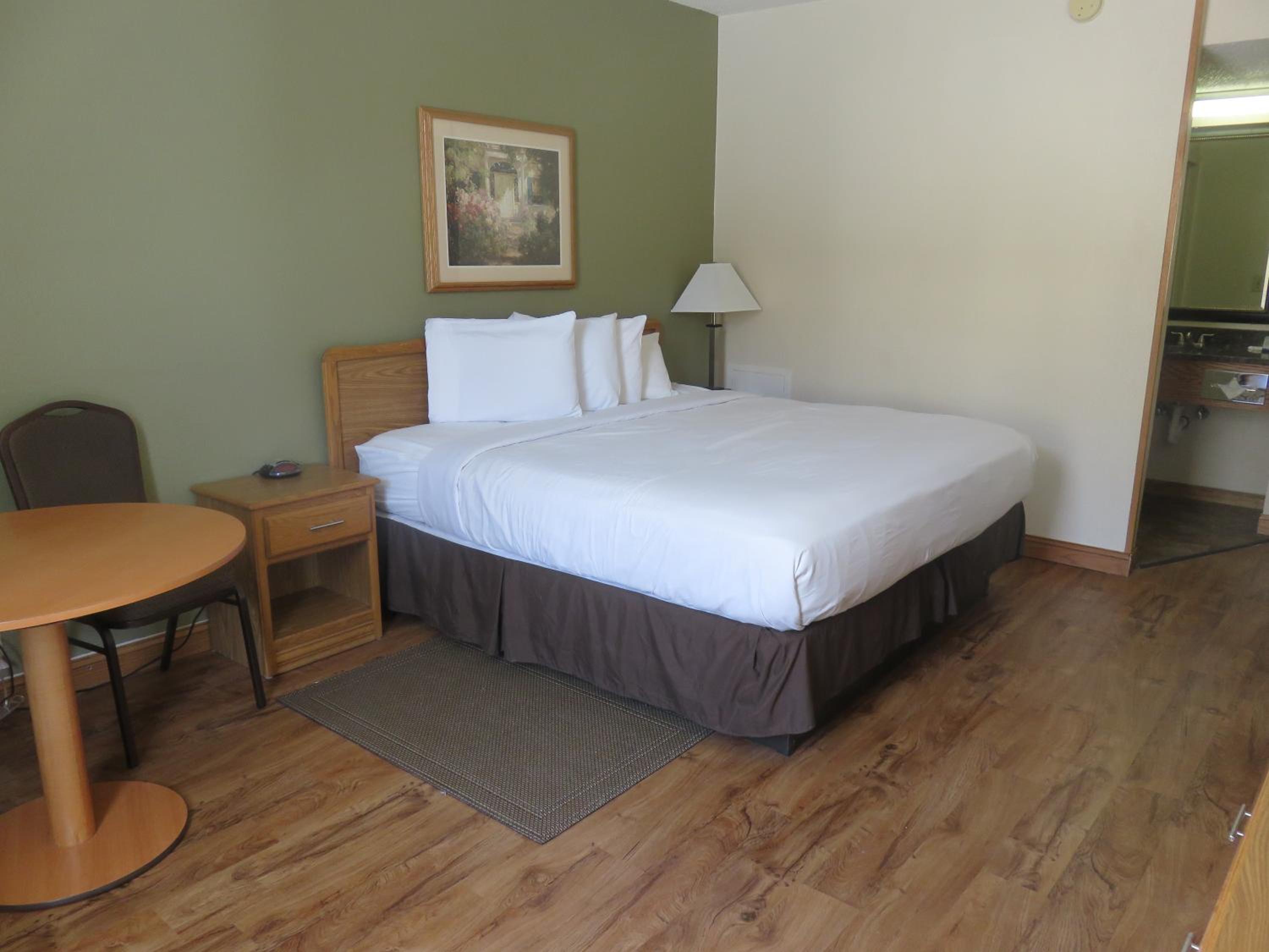King Room - Pet Friendly/Non-Smoking - Photo 2